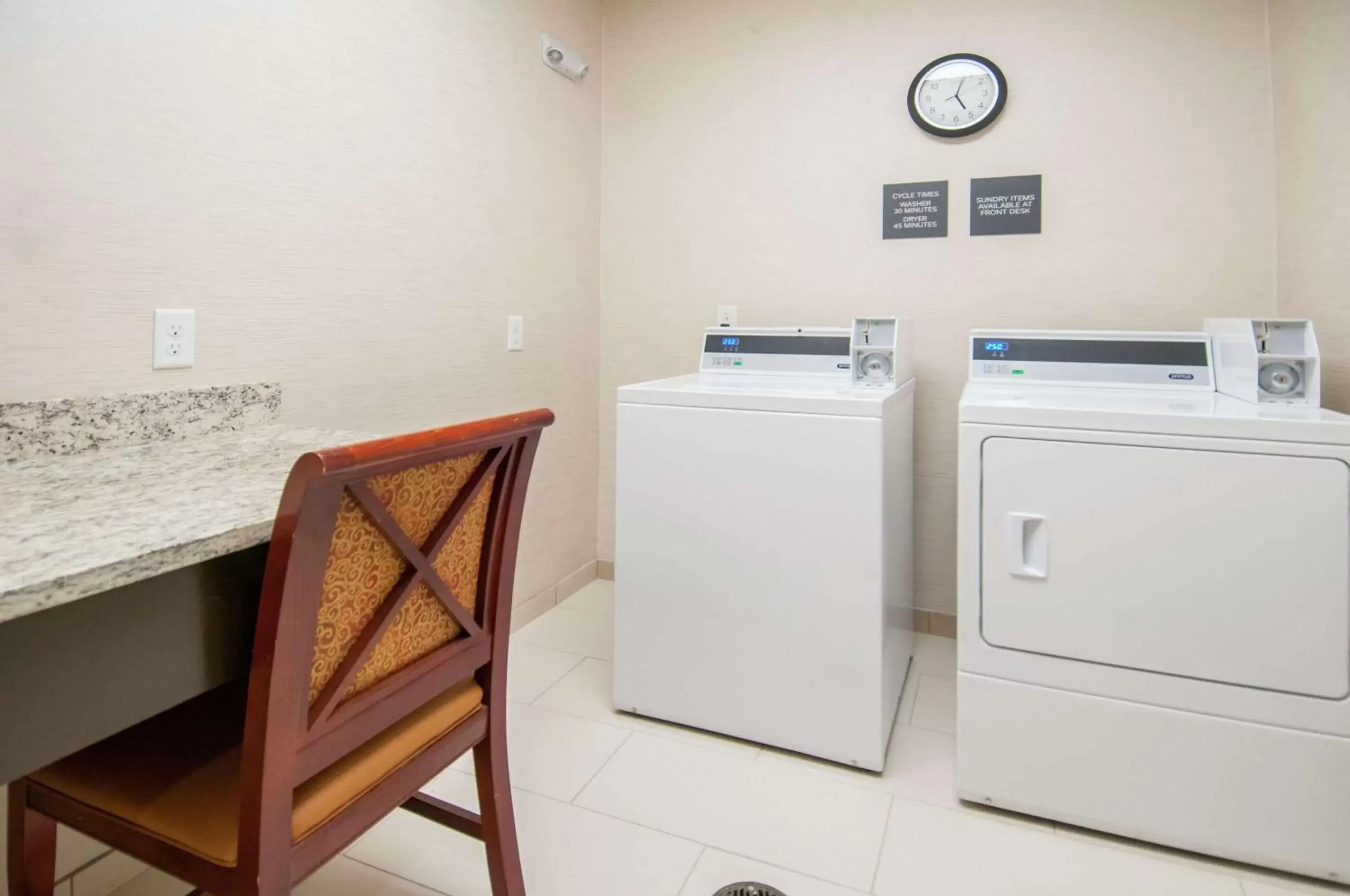 Property building, Kitchen/Kitchenette in Hilton Garden Inn Jackson/Clinton