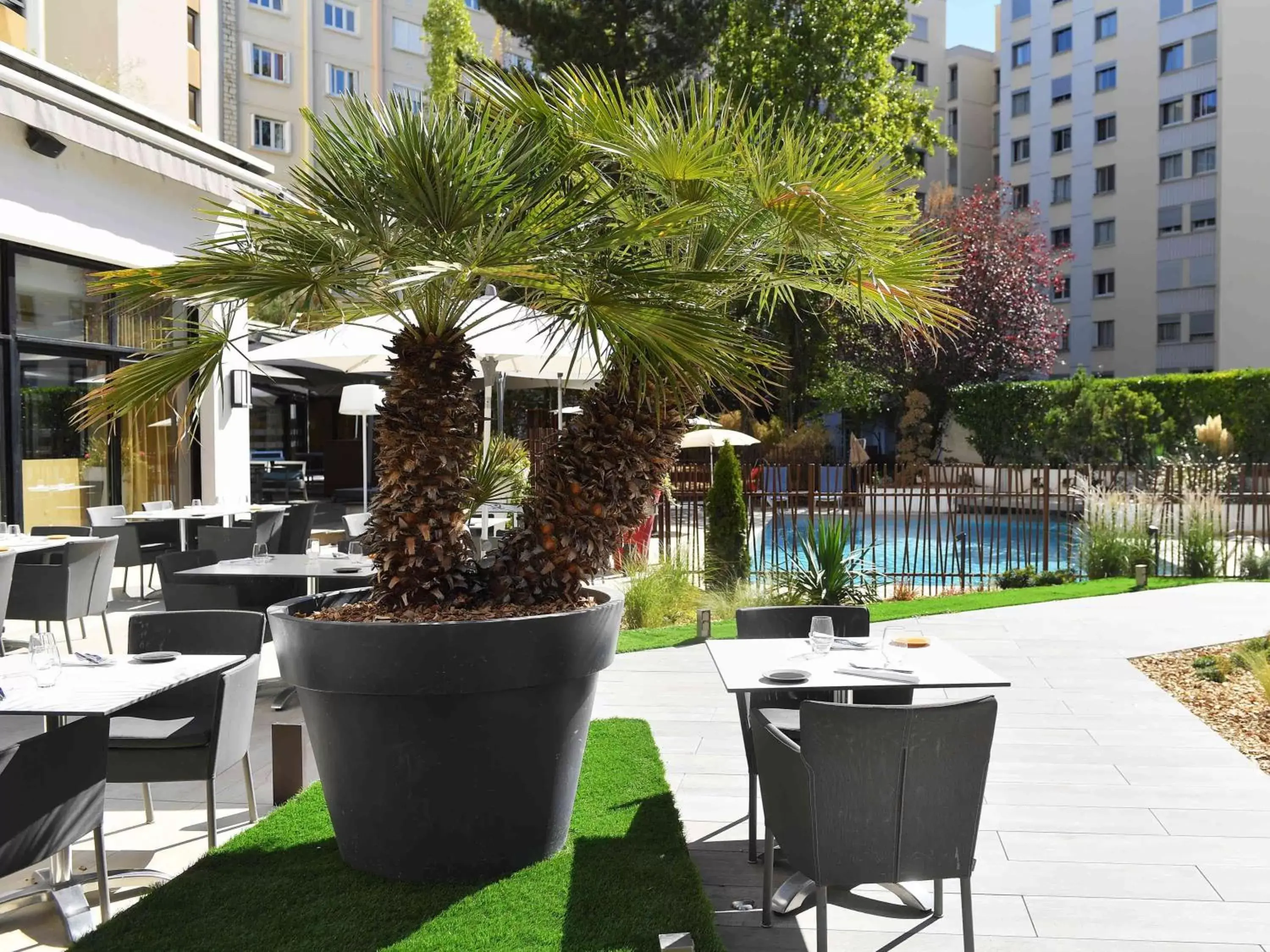 On site, Swimming Pool in Mercure Dijon Centre Clemenceau