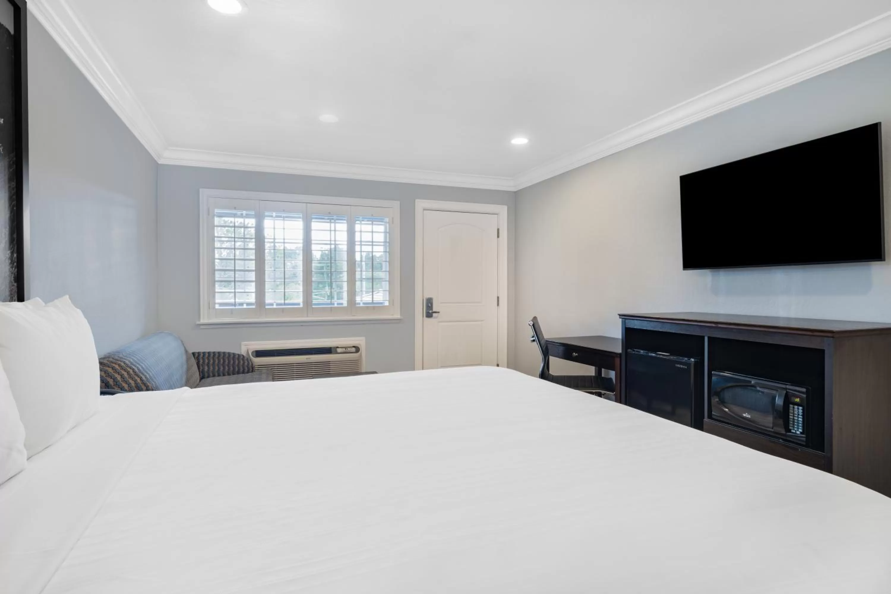 Bedroom, Bed in Aura Inn Monterey