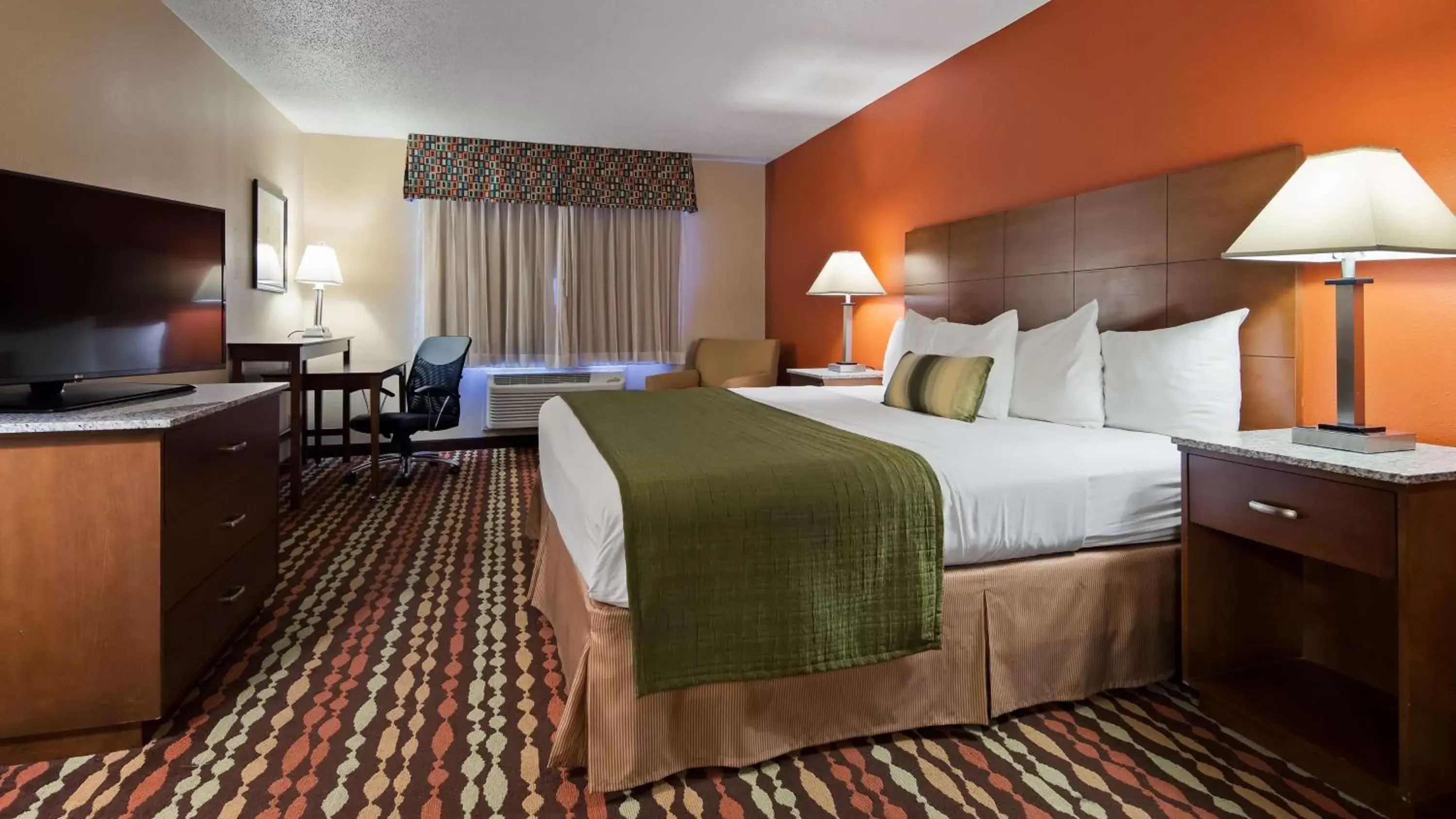 Photo of the whole room, Bed in Best Western Ambassador Inn & Suites