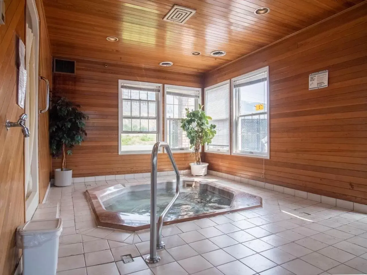 Hot Tub, Swimming Pool in The Ranchland Inn Kamloops