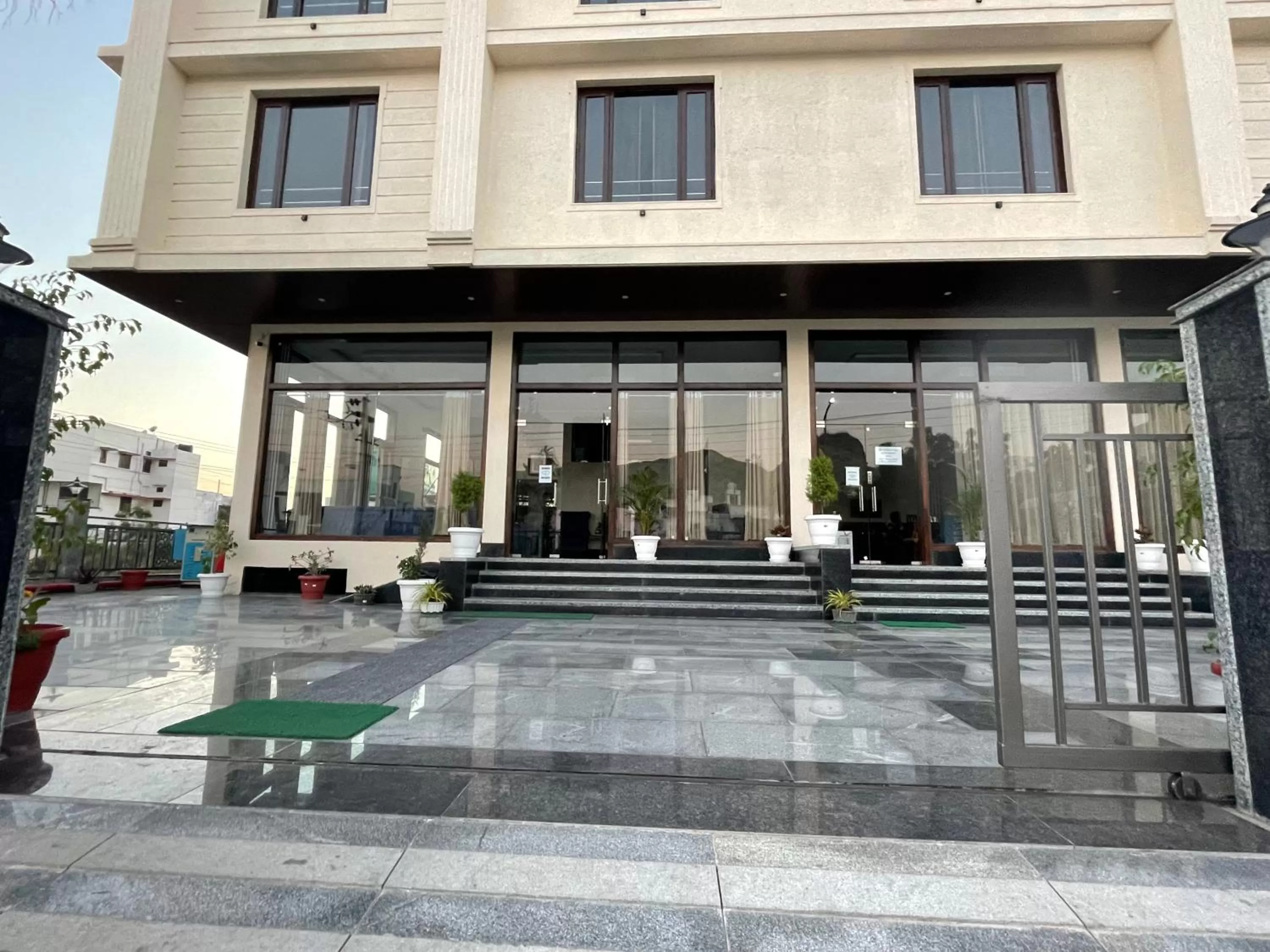 Facade/entrance in Clover Inn