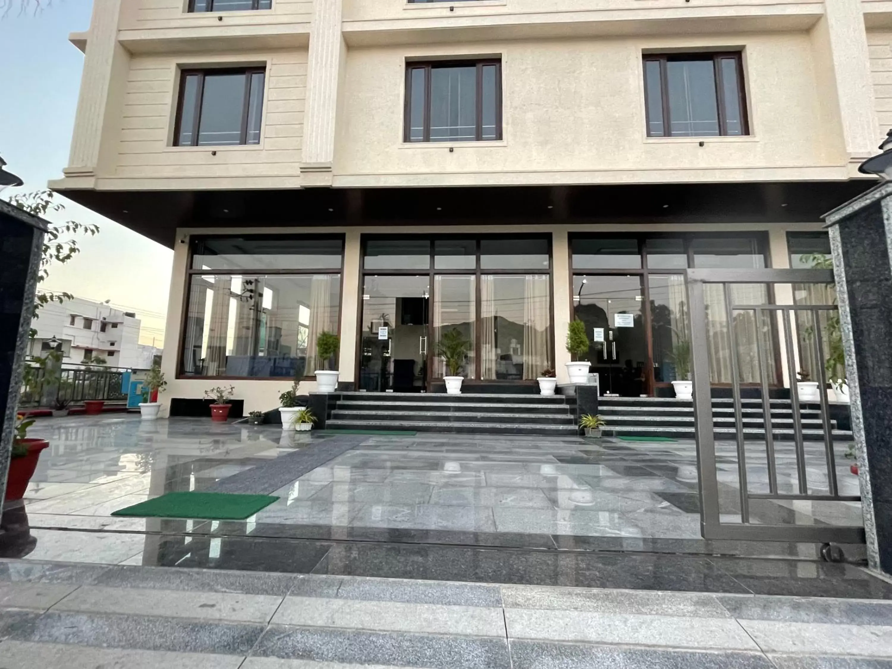 Facade/entrance in Clover Inn Facade/entrance in Clover Inn