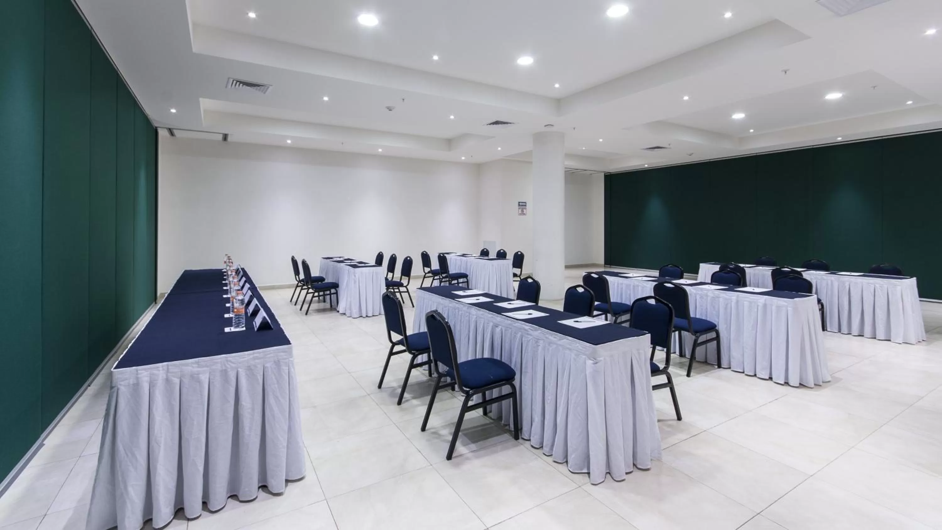 Meeting/conference room in Holiday Inn Express Xalapa by IHG
