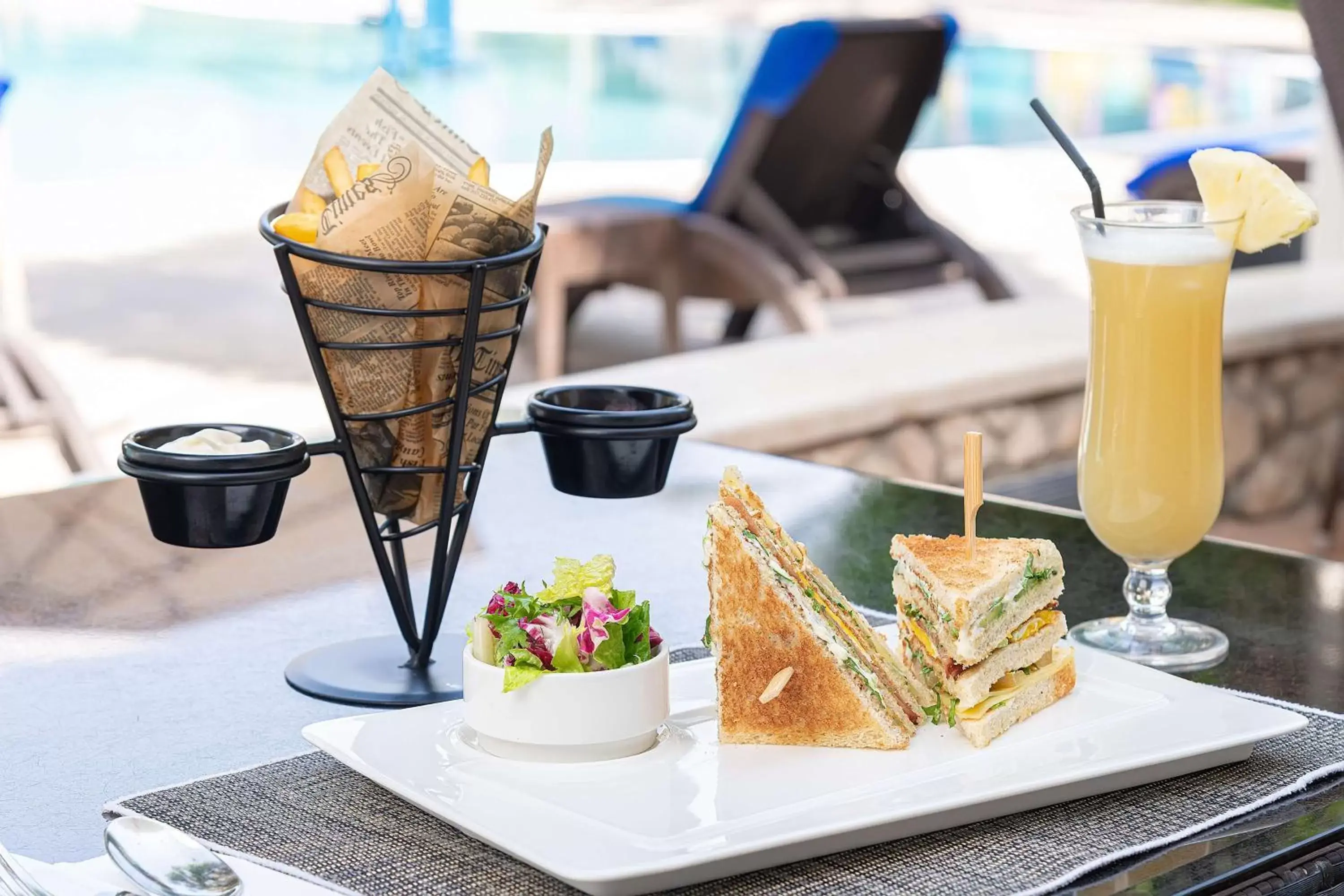 Lounge or bar, Food in Radisson Blu Hotel & Resort, Al Ain