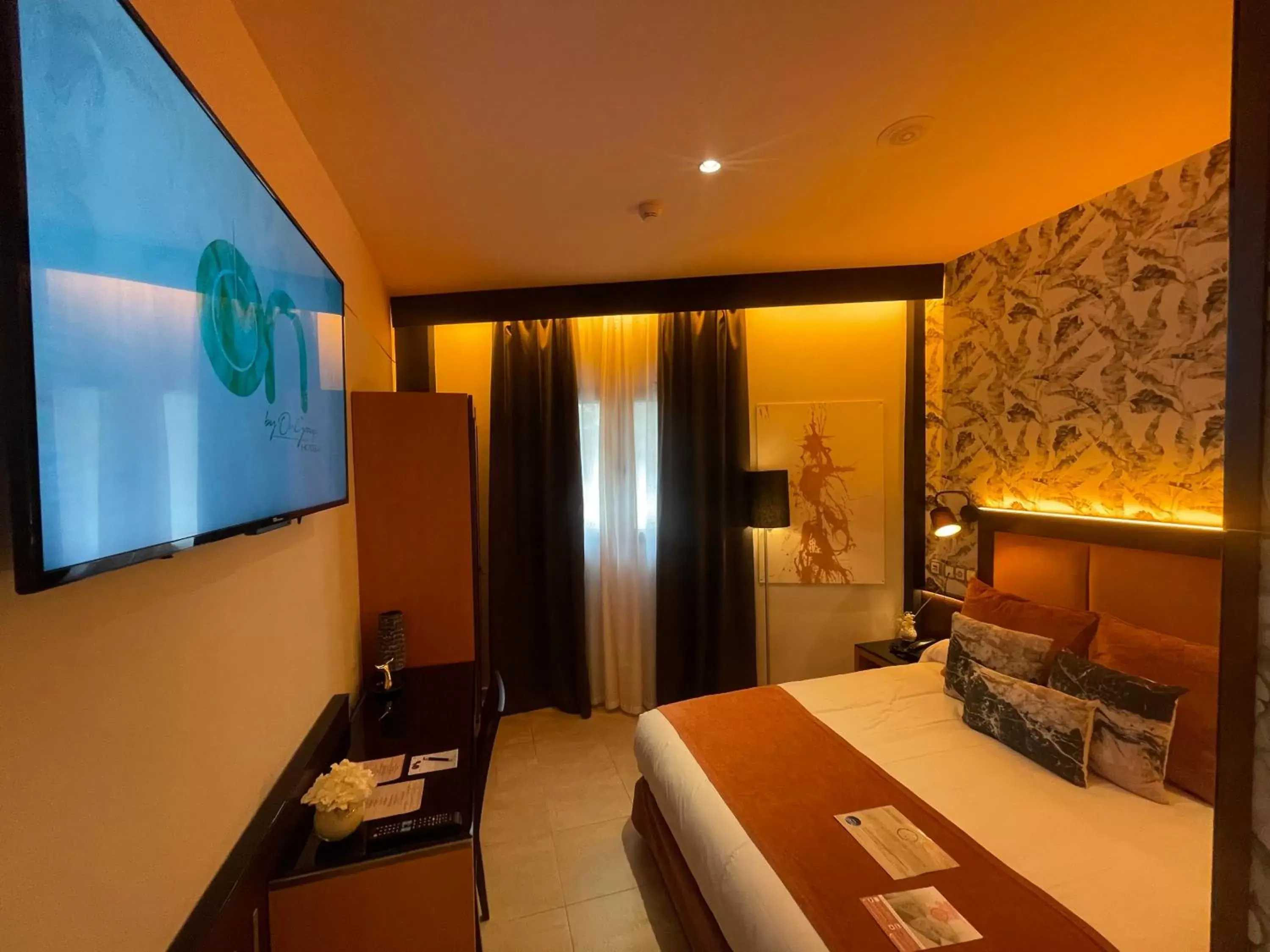 Bed, TV/Entertainment Center in ON ALETA ROOM designed for adults