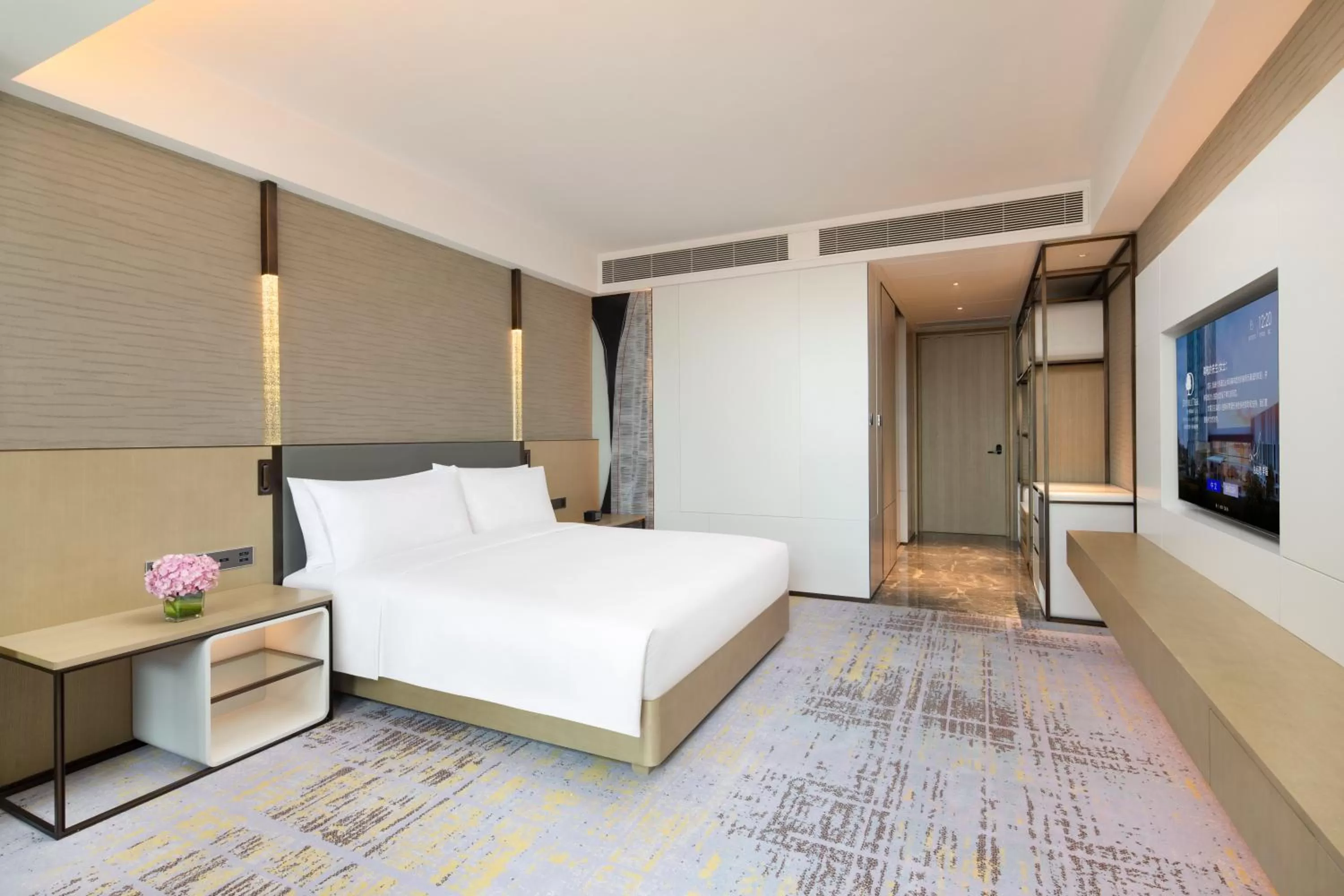 Photo of the whole room, Bed in Doubletree By Hilton Kunming Airport