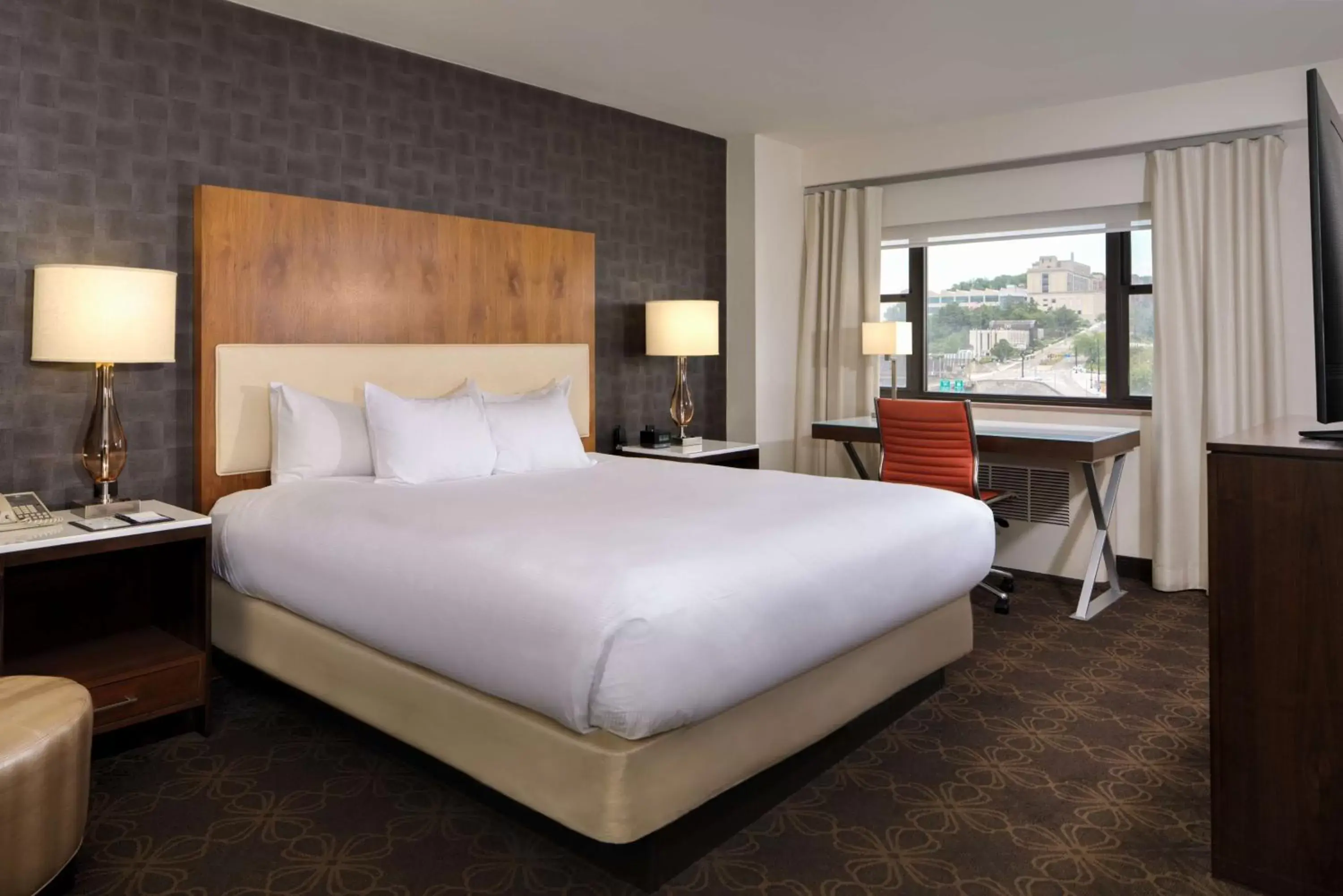 Bedroom, Bed in DoubleTree by Hilton Hotel & Suites Pittsburgh Downtown