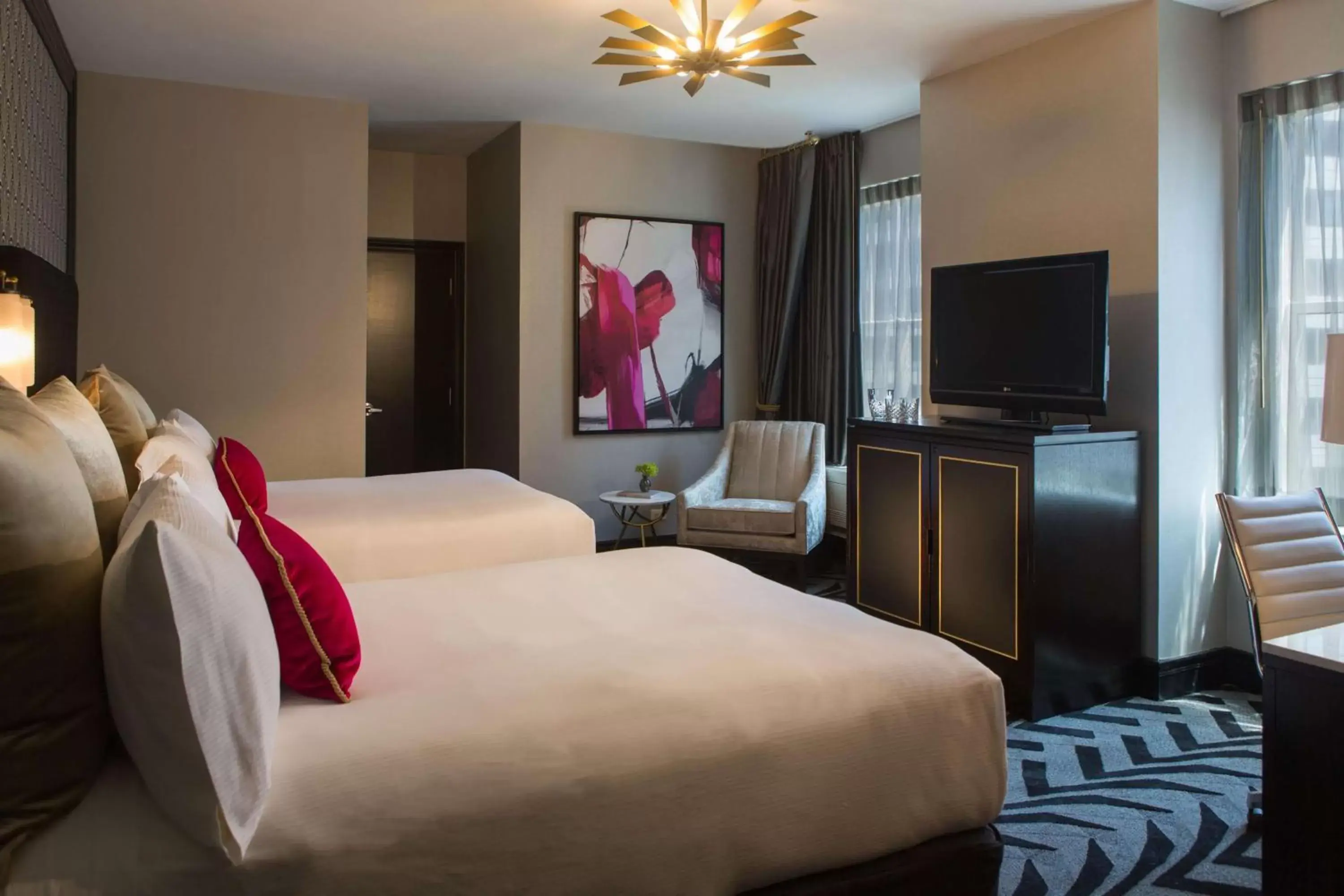 TV and multimedia, Bed in The Allegro Royal Sonesta Hotel Chicago Loop
