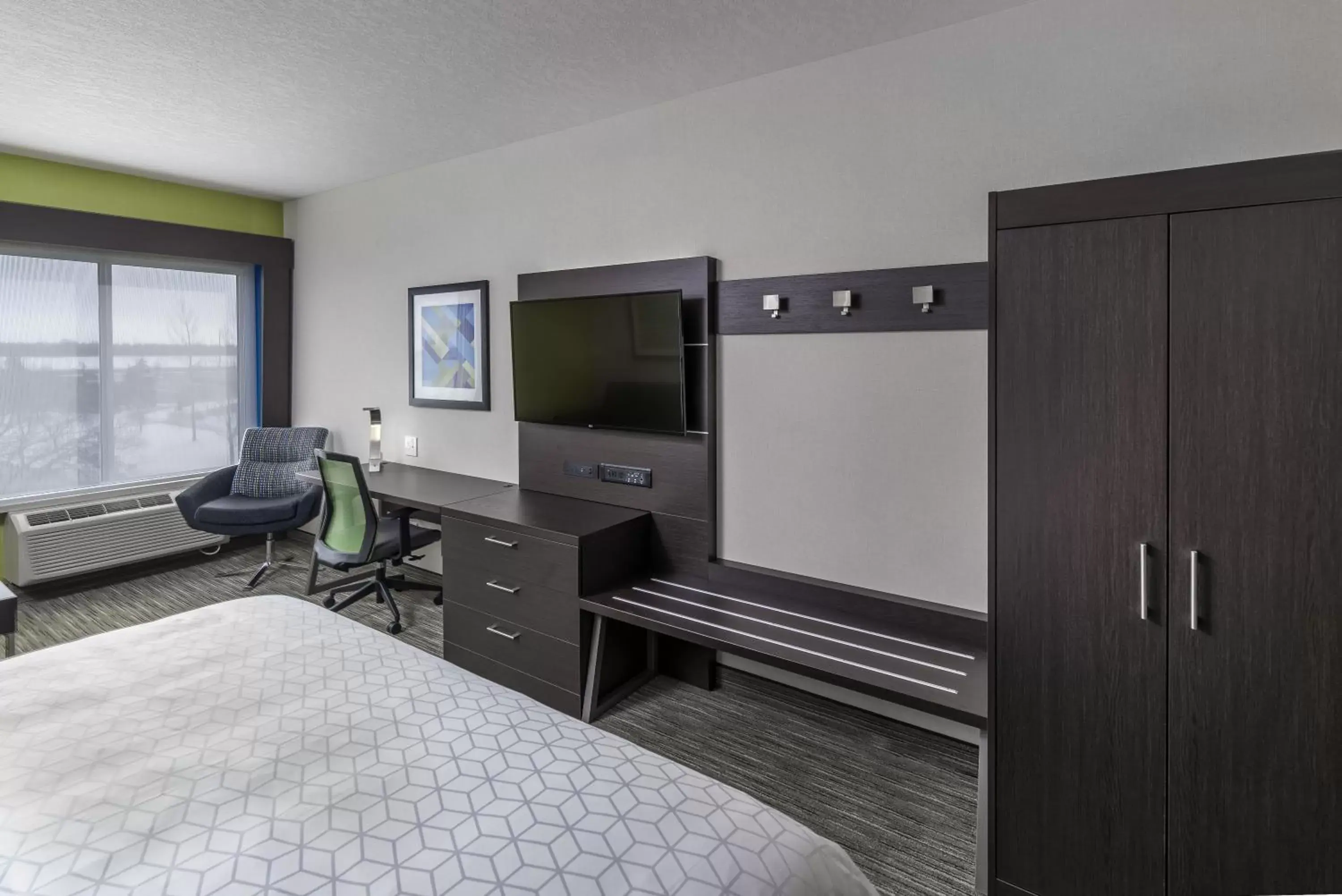 Bedroom, TV/Entertainment Center in Holiday Inn Express & Suites Kelowna - East, an IHG Hotel