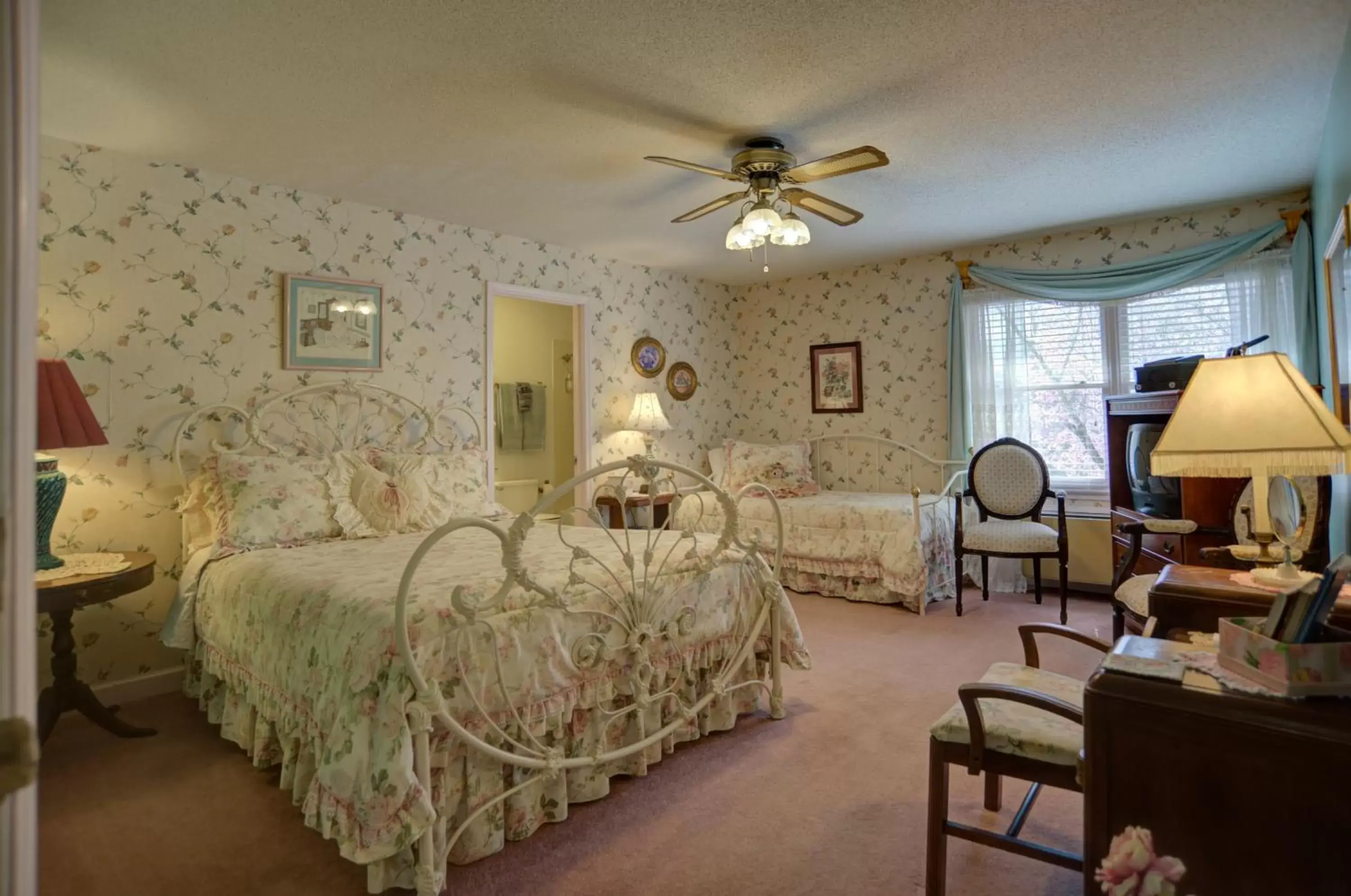 Photo of the whole room, Seating Area in Blue Mountain Mist Country Inn