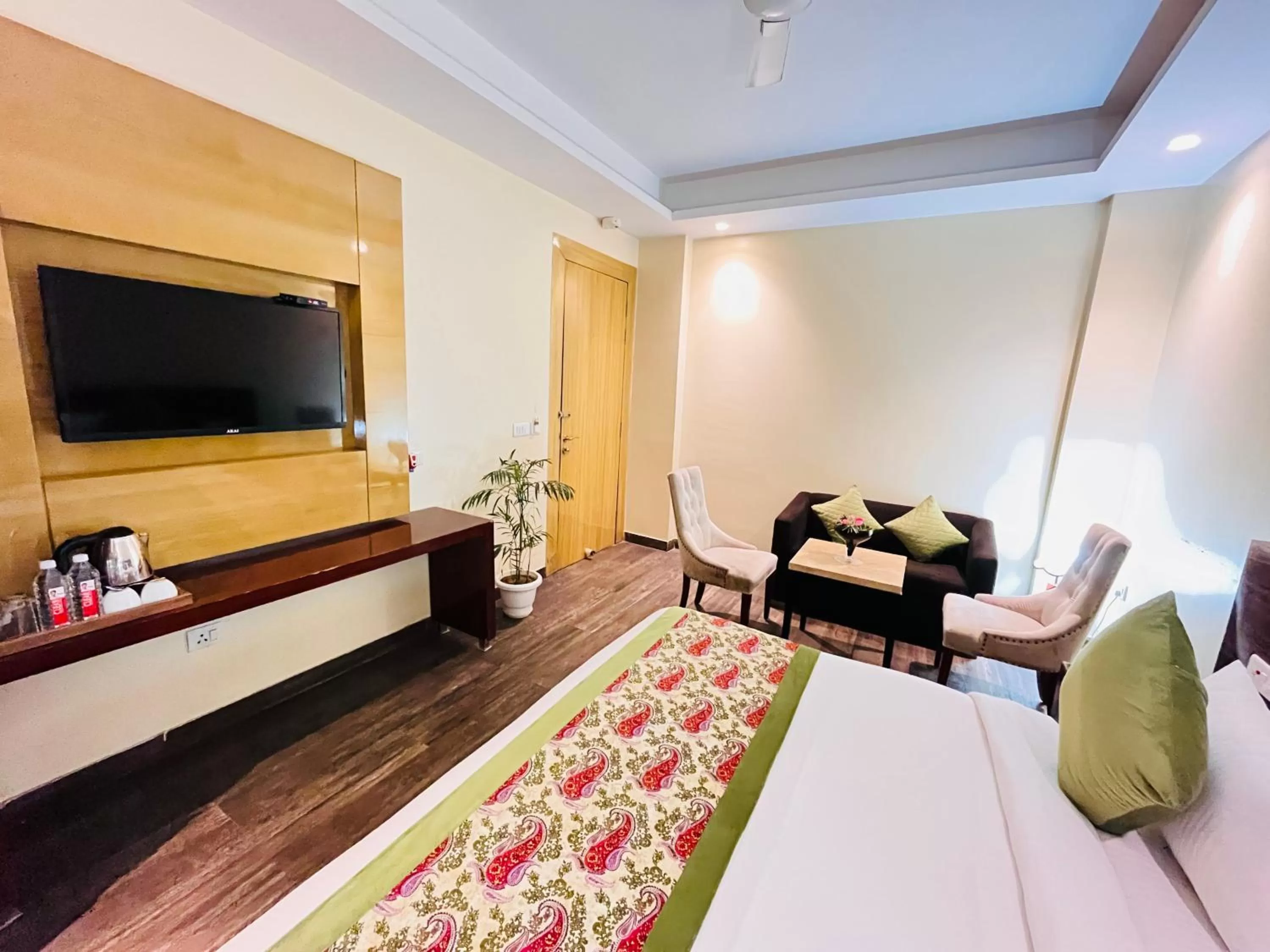 Communal lounge/ TV room in Hotel Banz near Delhi Airport