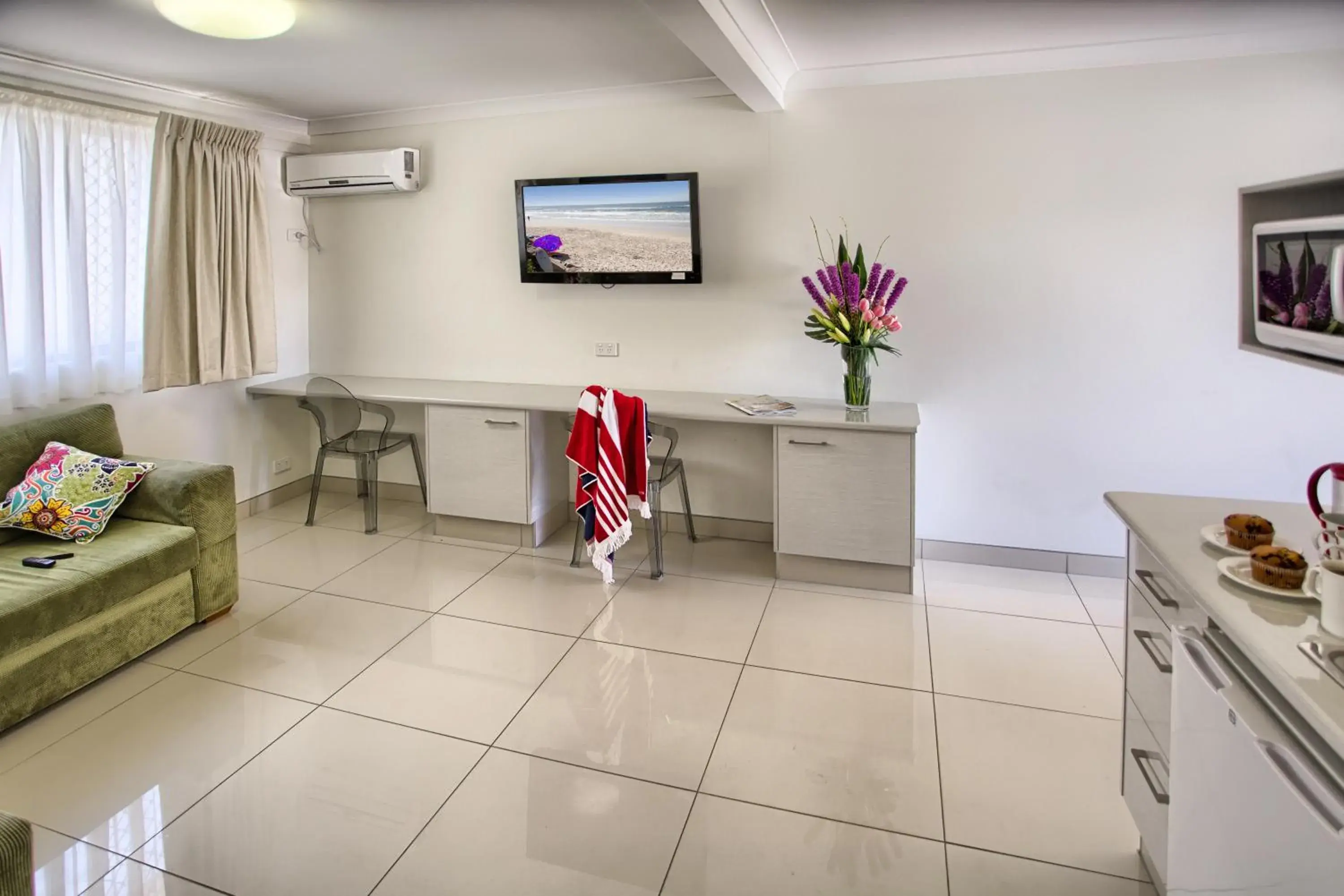 Seating area, TV/Entertainment Center in Hibiscus Motel