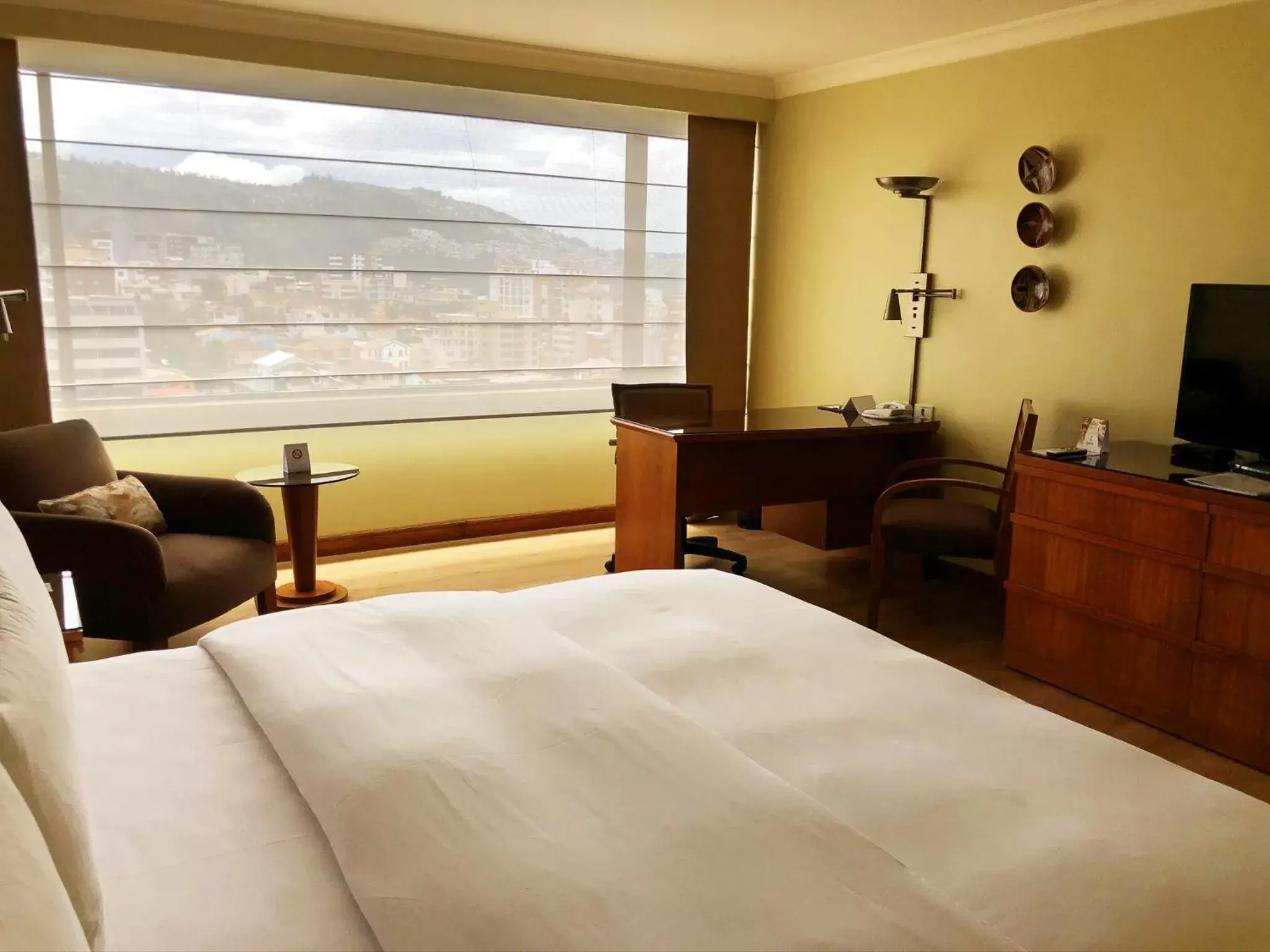 Photo of the whole room, Bed in Swissotel Quito