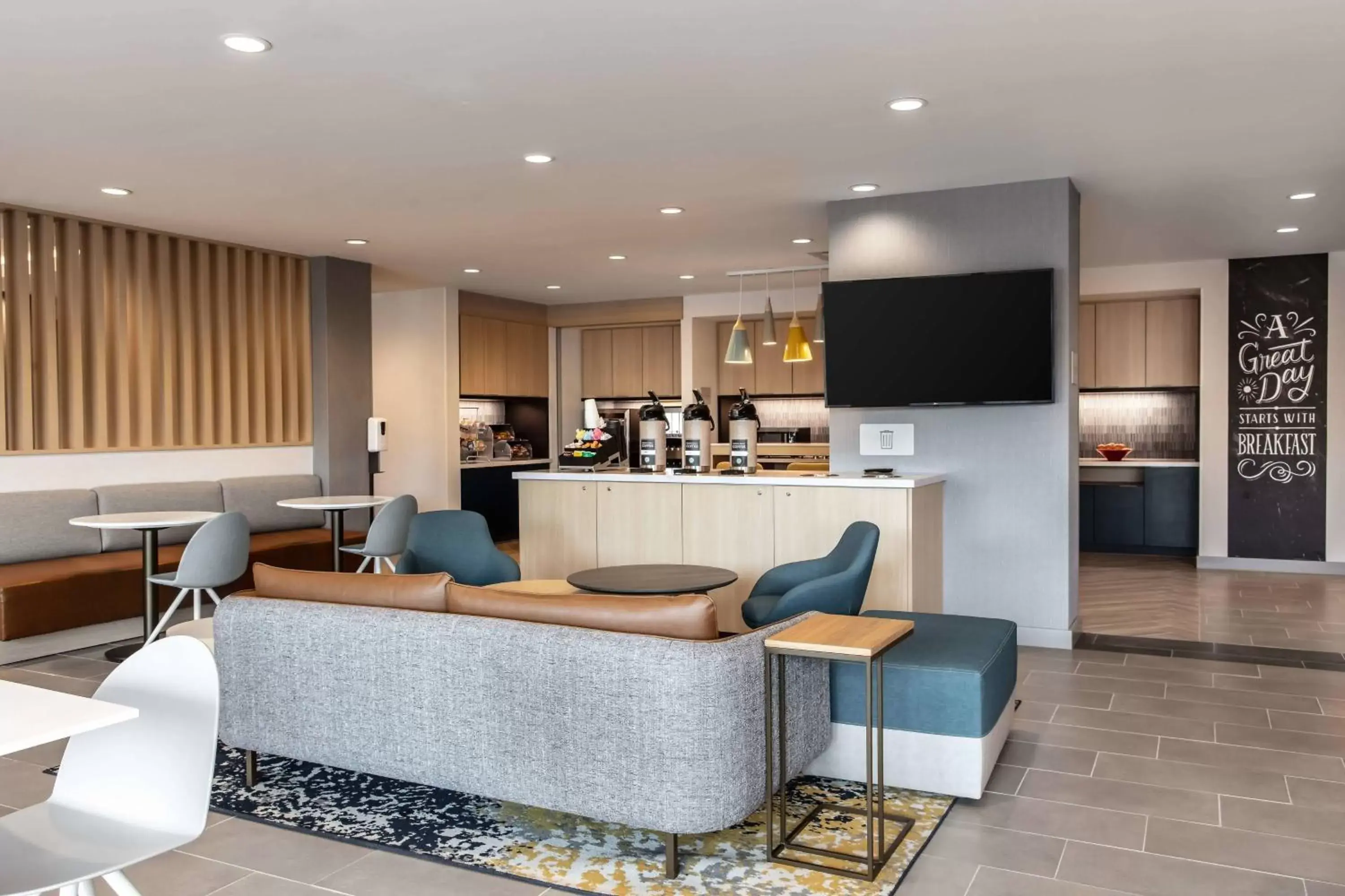 Breakfast, Seating Area in TownePlace Suites By Marriott Milwaukee West Bend