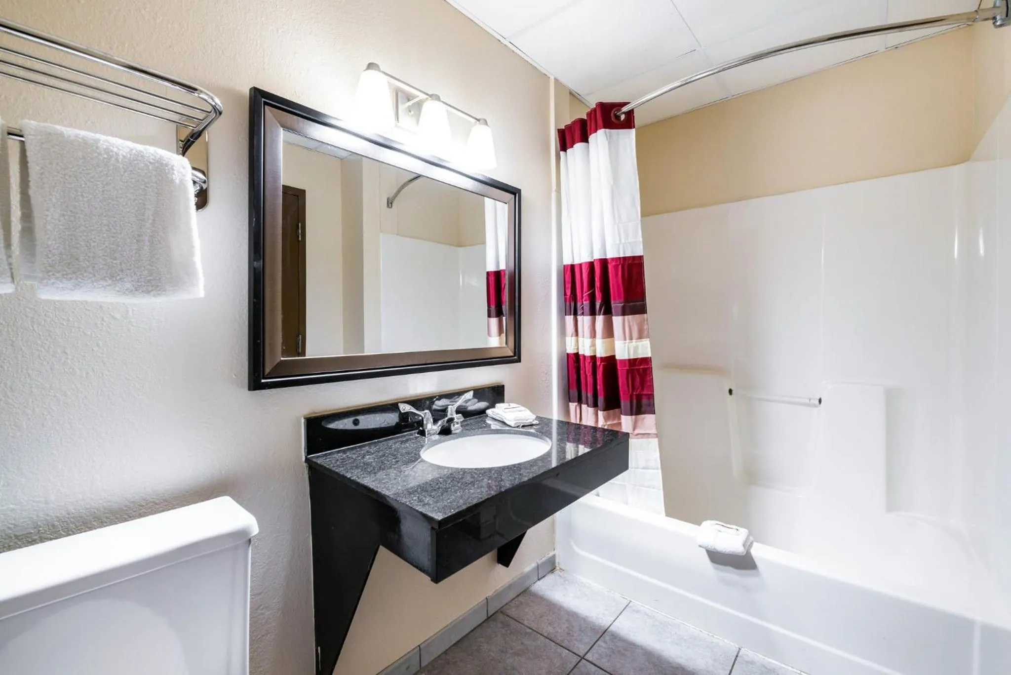 Bathroom in Red Roof Inn Palatine