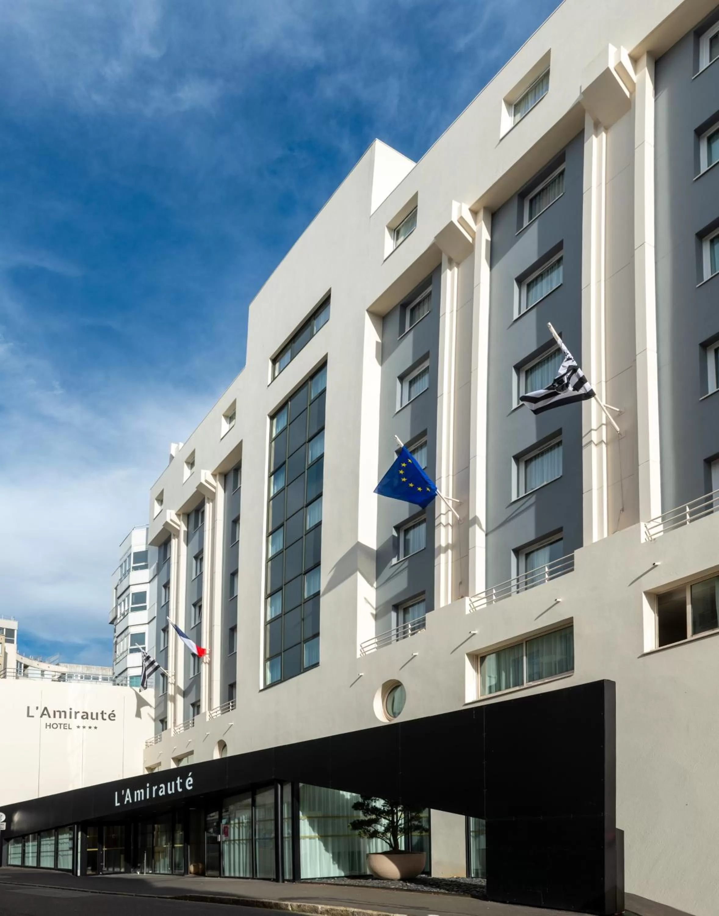 Facade/entrance in L'Amirauté Brest
