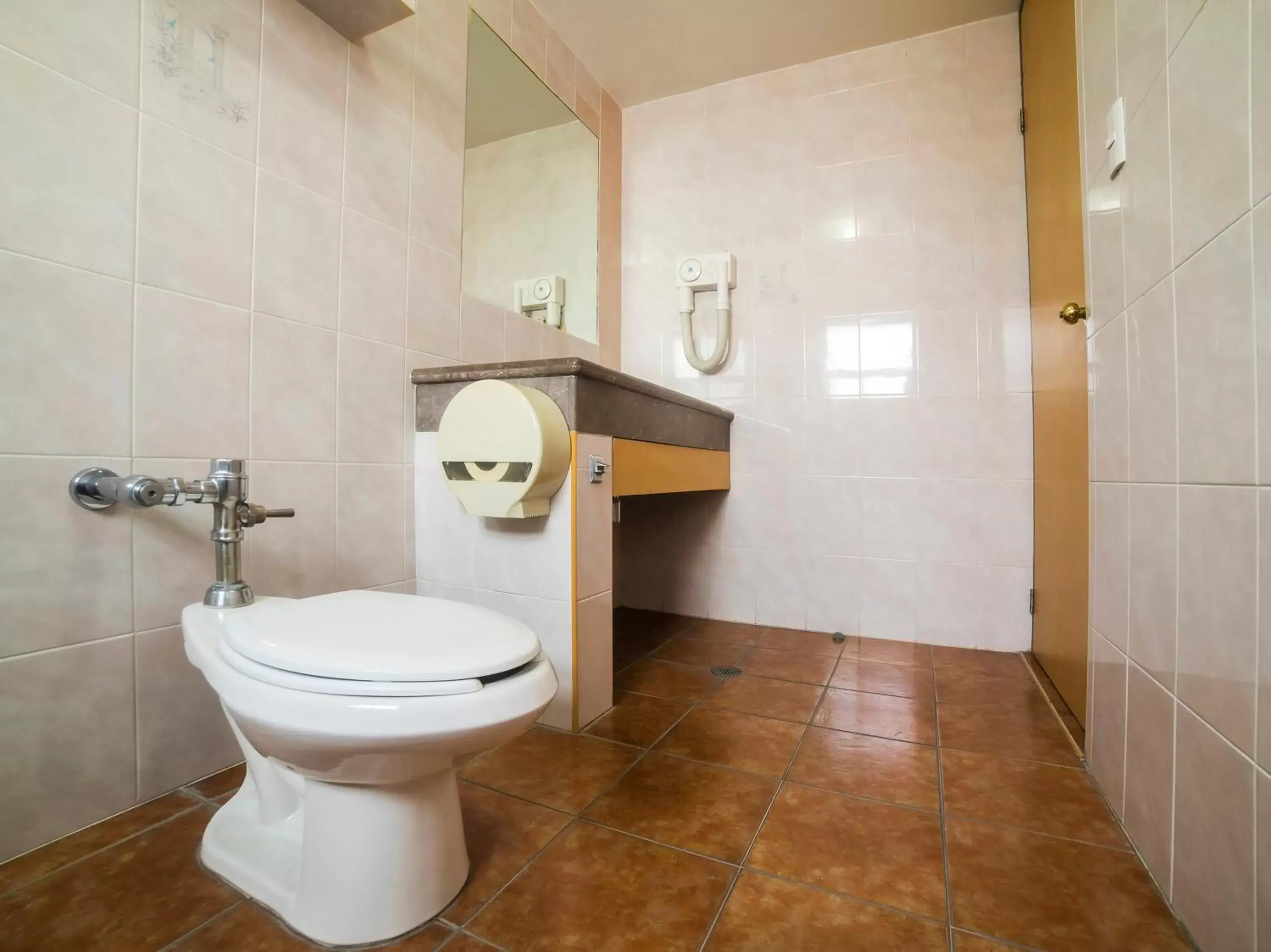 Toilet, Bathroom in Capital O Autoparador Del Valle,Centro Industrial Tlalnepantla