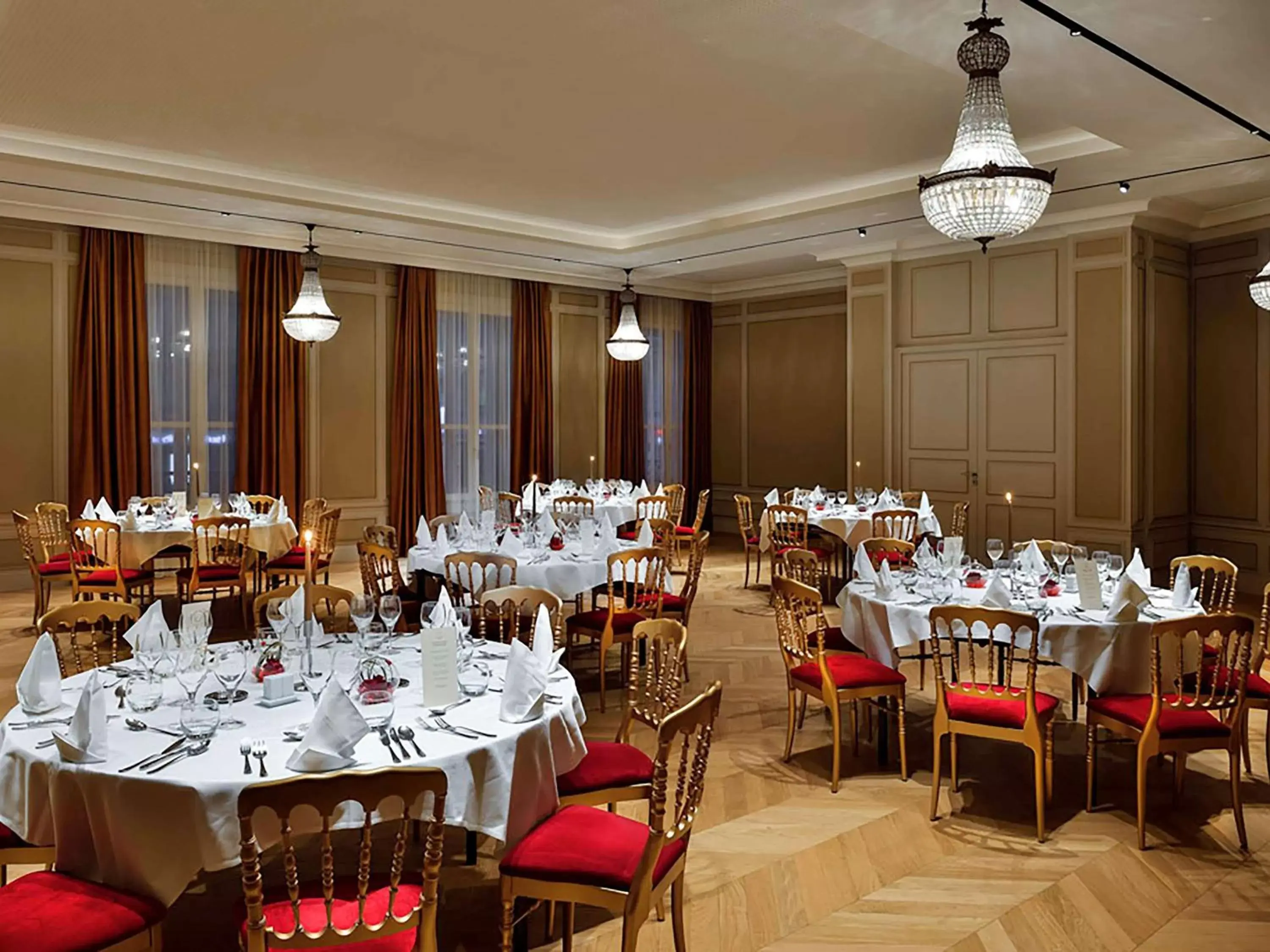 Meeting/conference room, Restaurant/Places to Eat in Grand Hotel La Cloche Dijon - MGallery