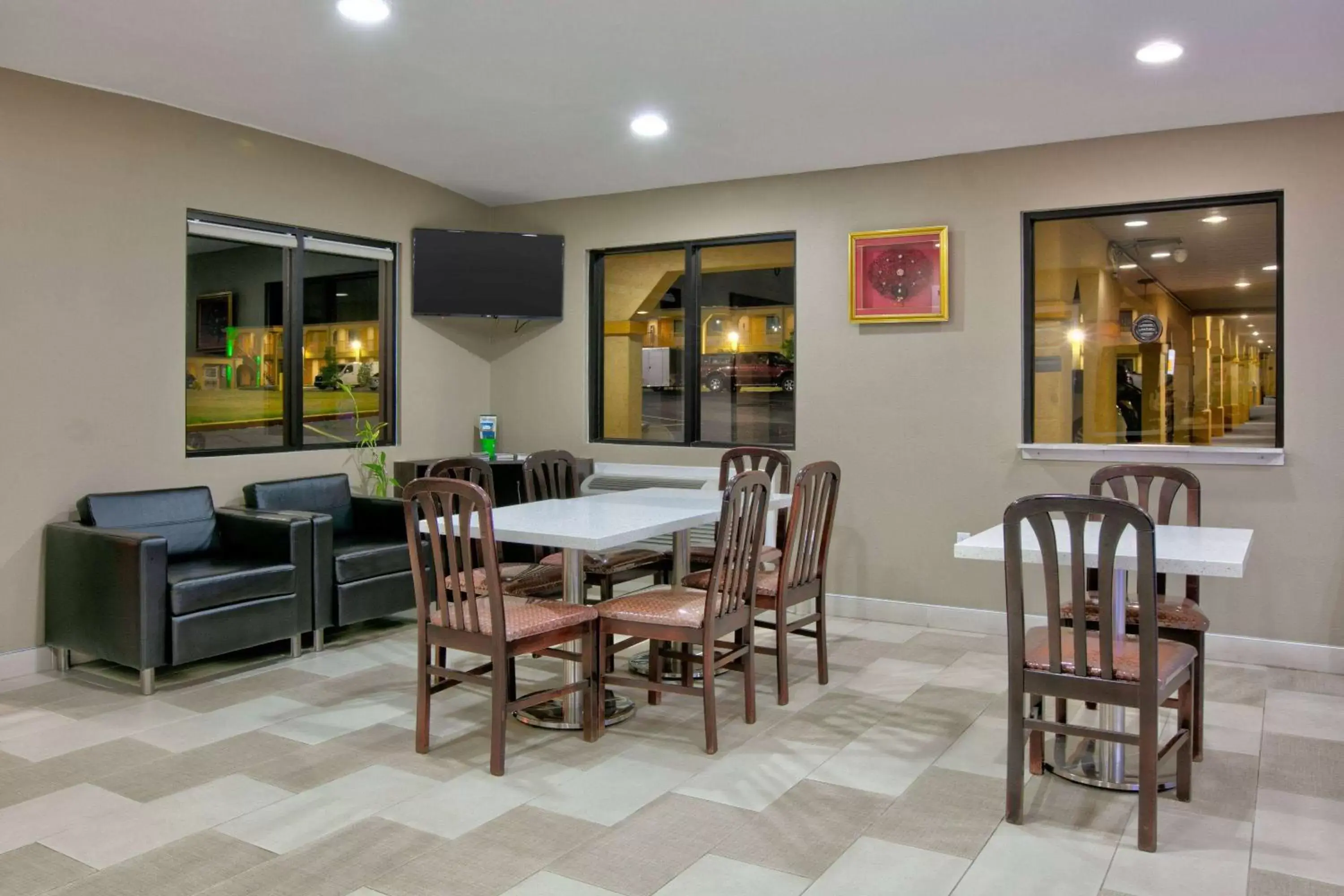 Lobby or reception, Dining Area in Super 8 by Wyndham Palestine TX