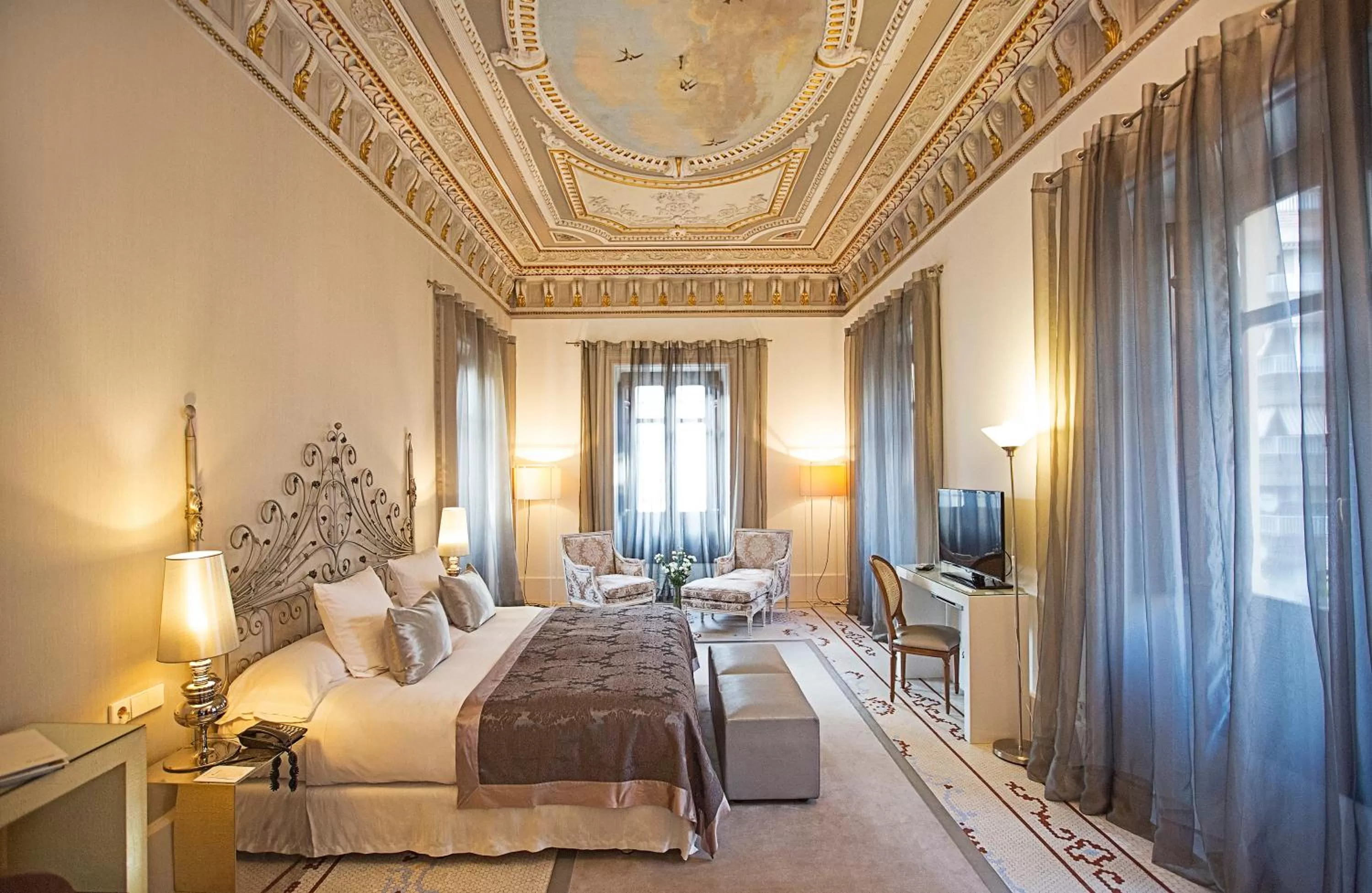Photo of the whole room, Bed in Hospes Palacio de los Patos, a Member of Design Hotels
