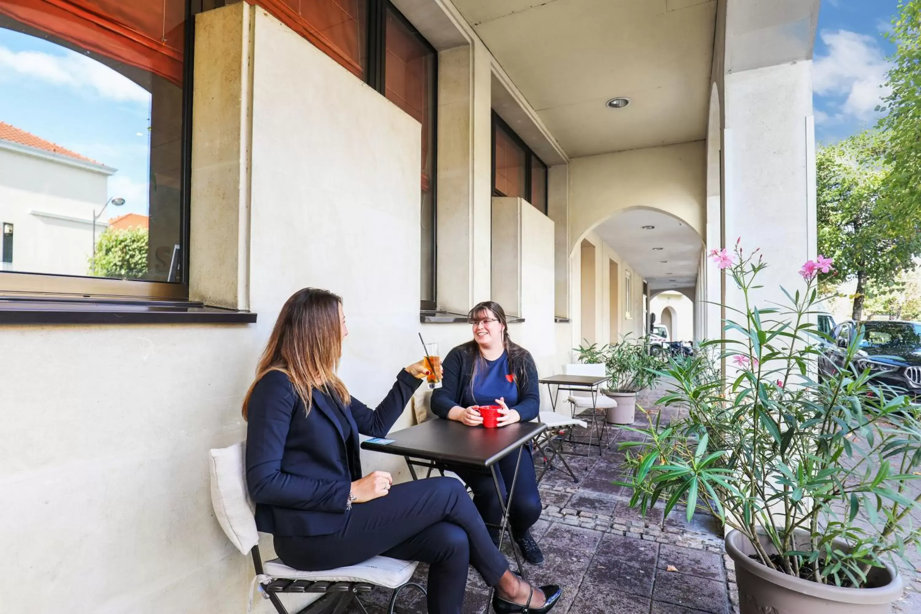 Patio in ibis Paris Rueil Malmaison