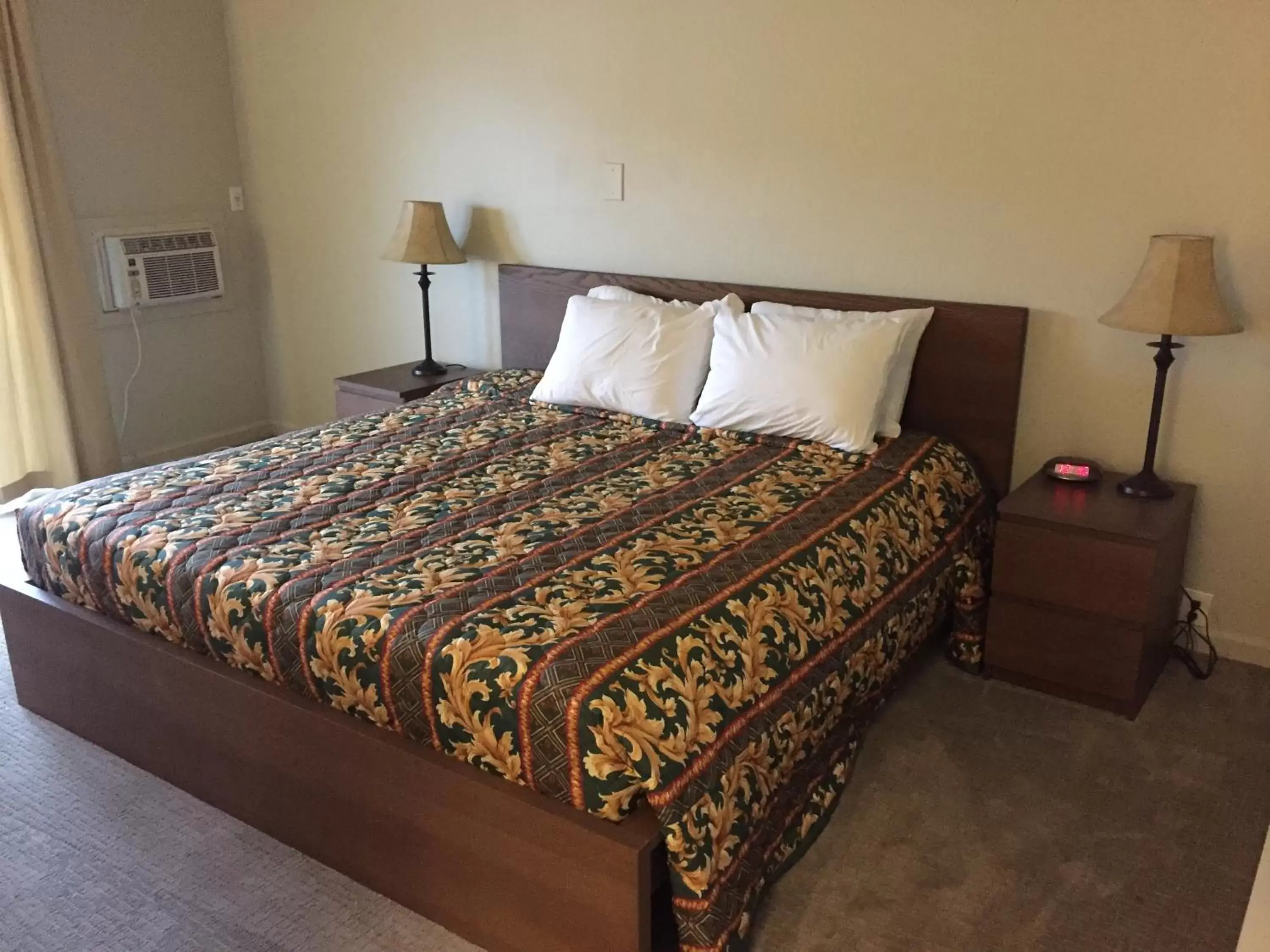 Deluxe King Room in Holiday Lodge Deluxe King Room in Holiday Lodge