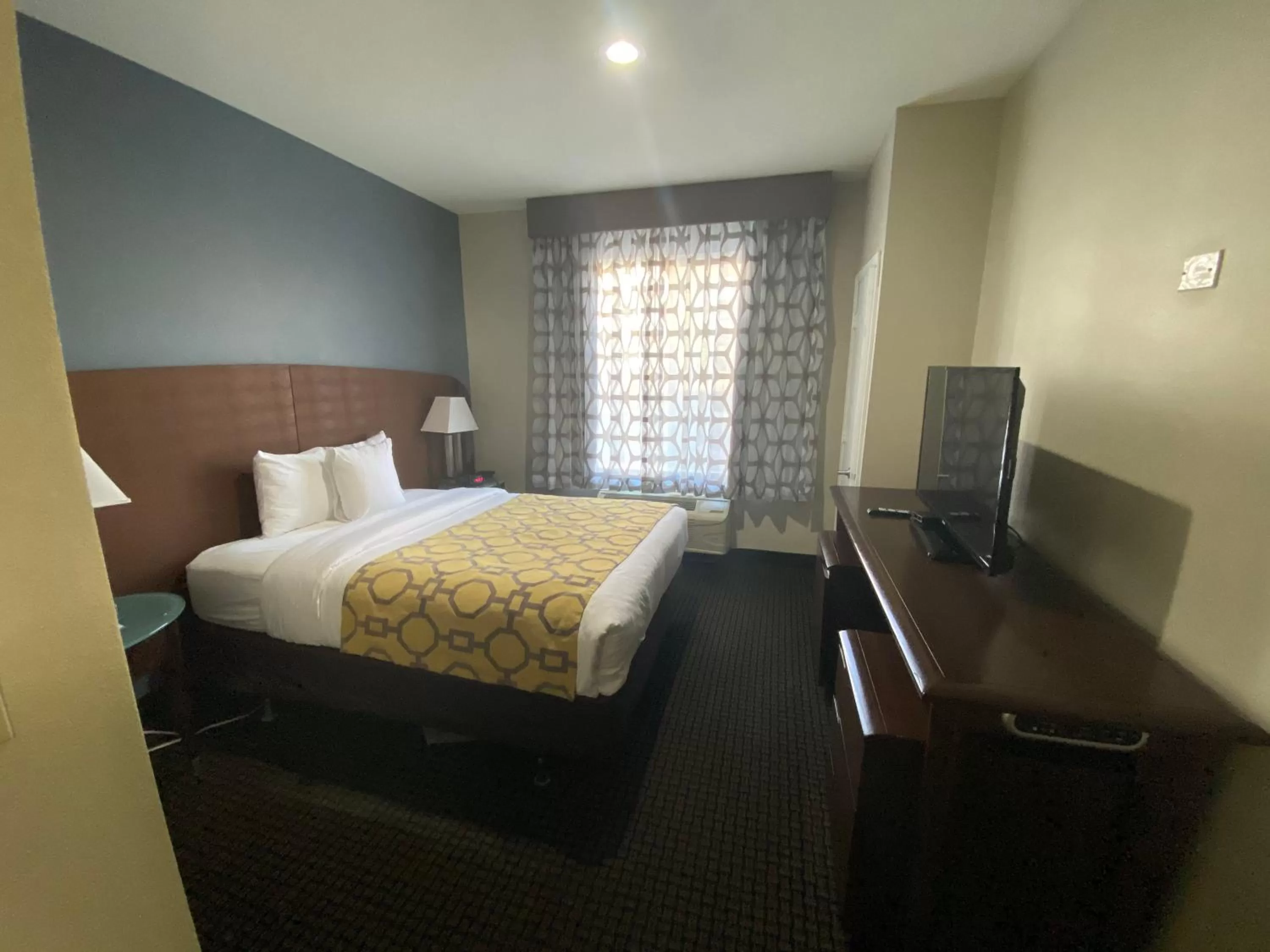 Photo of the whole room, Bed in Baymont by Wyndham Colorado Springs