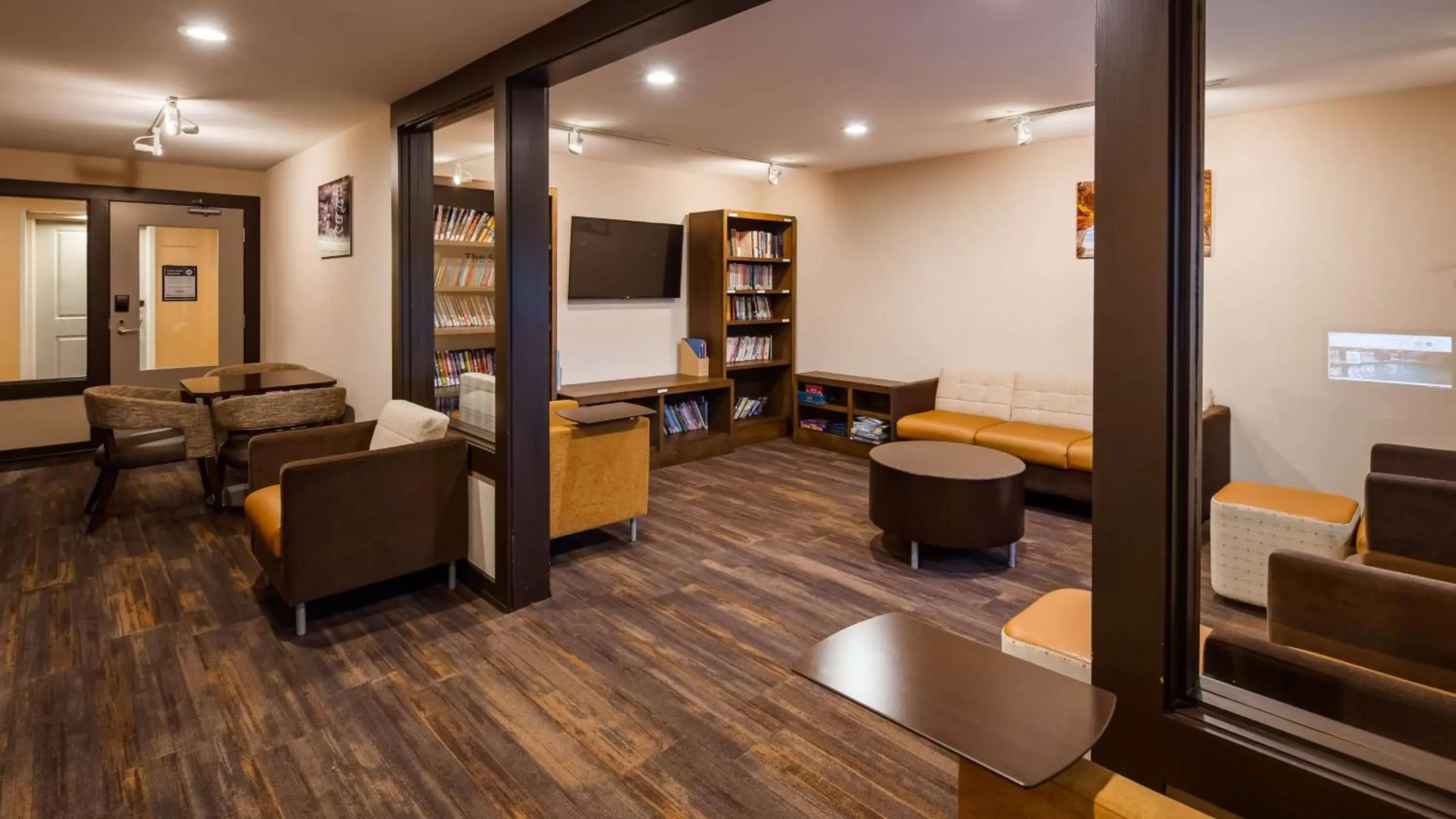 Communal lounge/ TV room in Best Western Plus InnTowner Madison