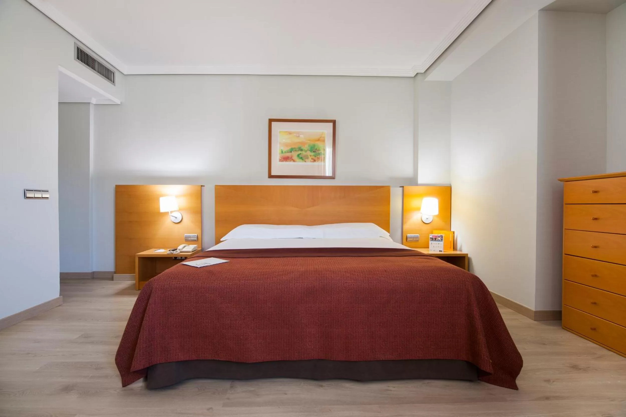 Photo of the whole room, Bed in Silken Luis de León