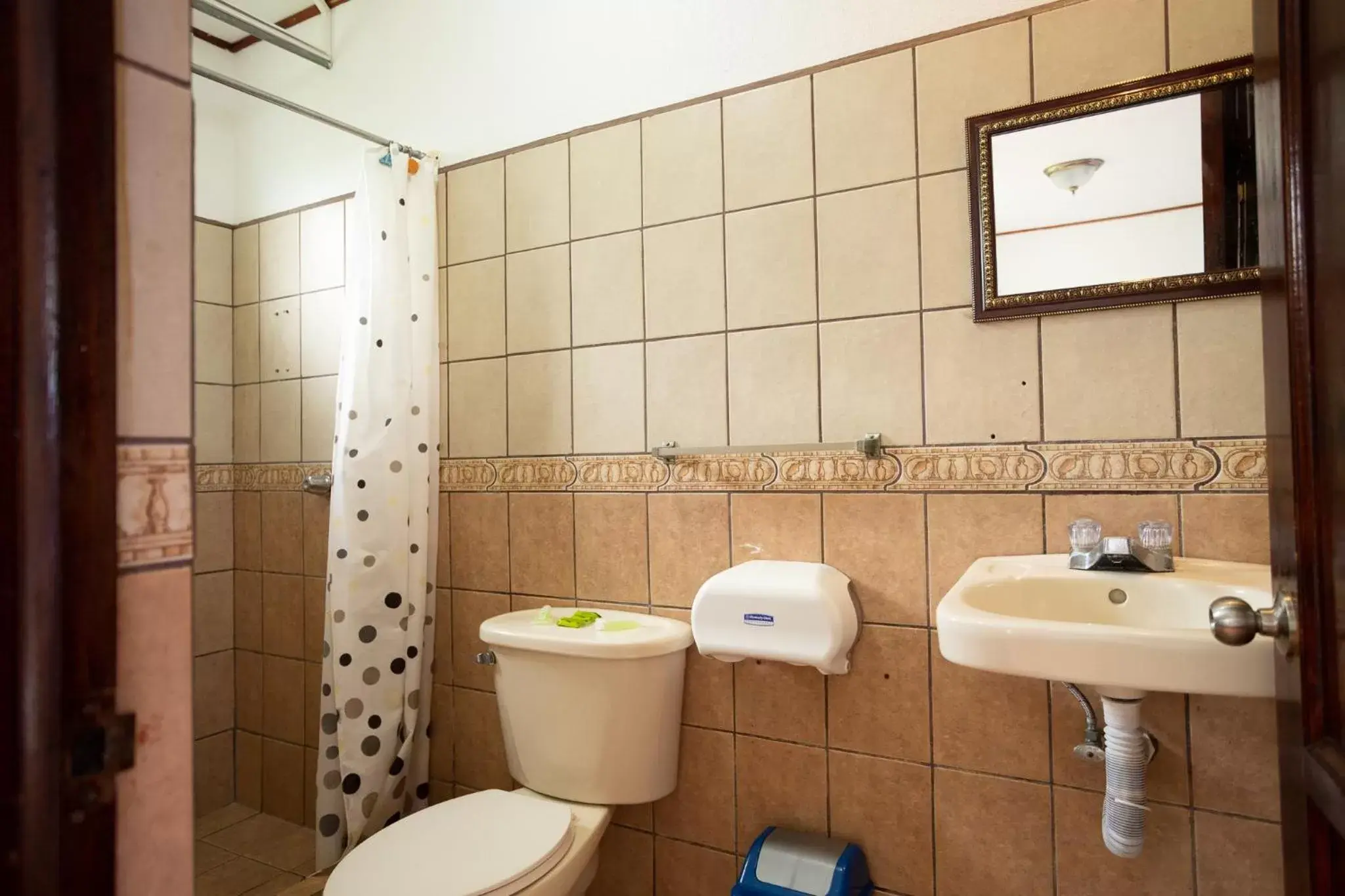 Shower, Bathroom in Hotel El Rancho