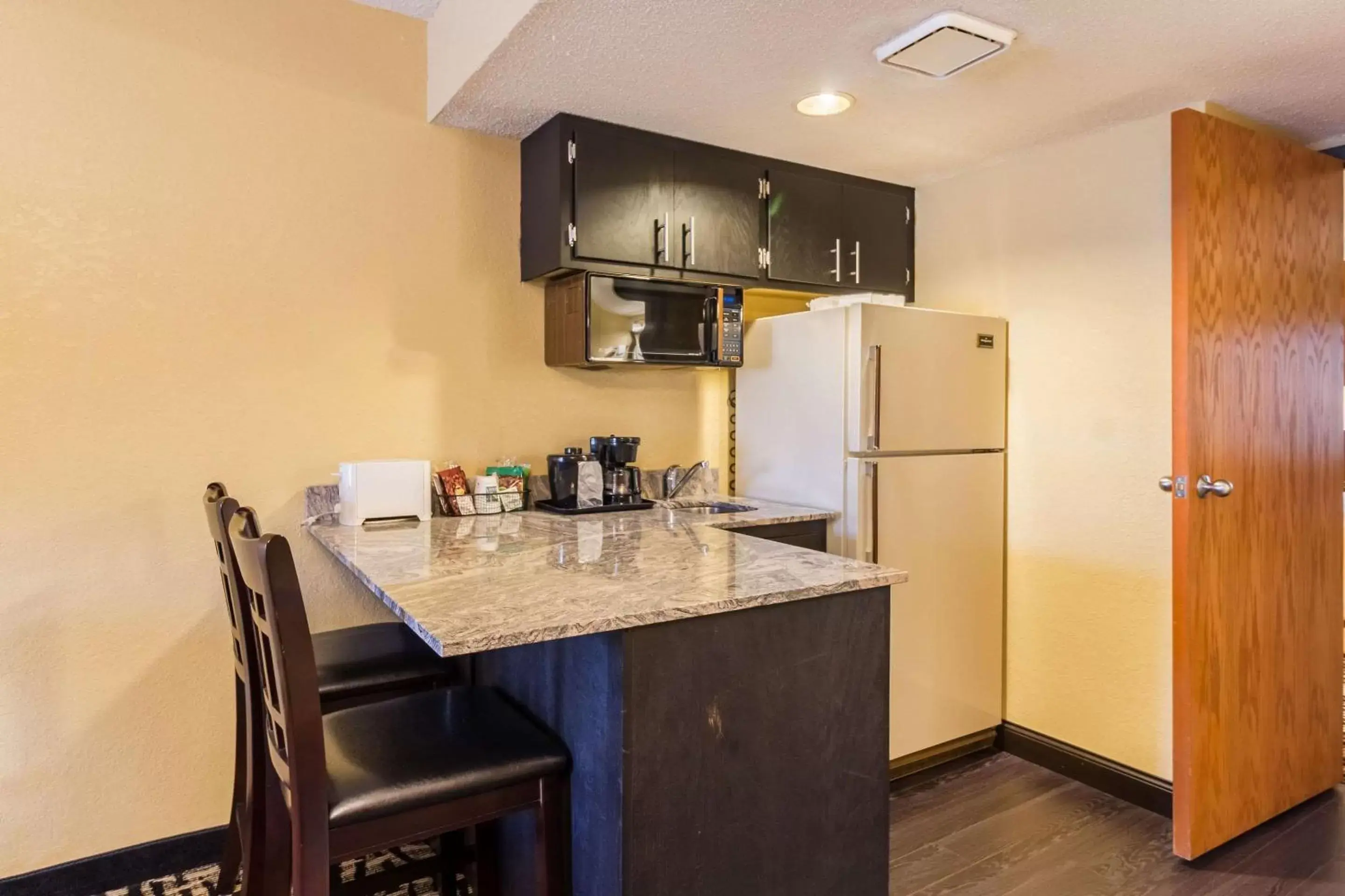 Photo of the whole room, Kitchen/Kitchenette in Quality Inn & Suites Mayo Clinic Area