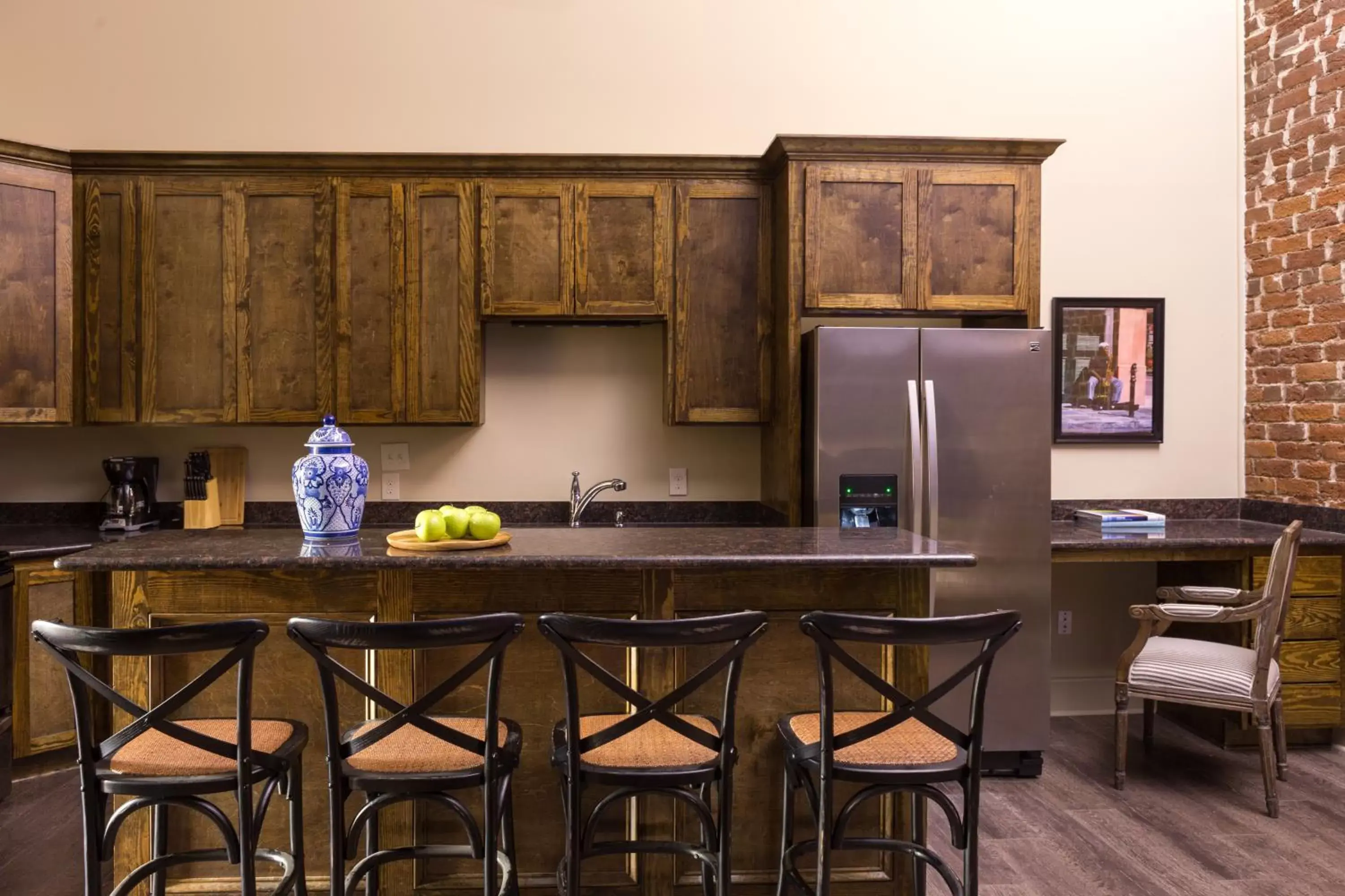 Living room, Kitchen/Kitchenette in Sonder The Baronne