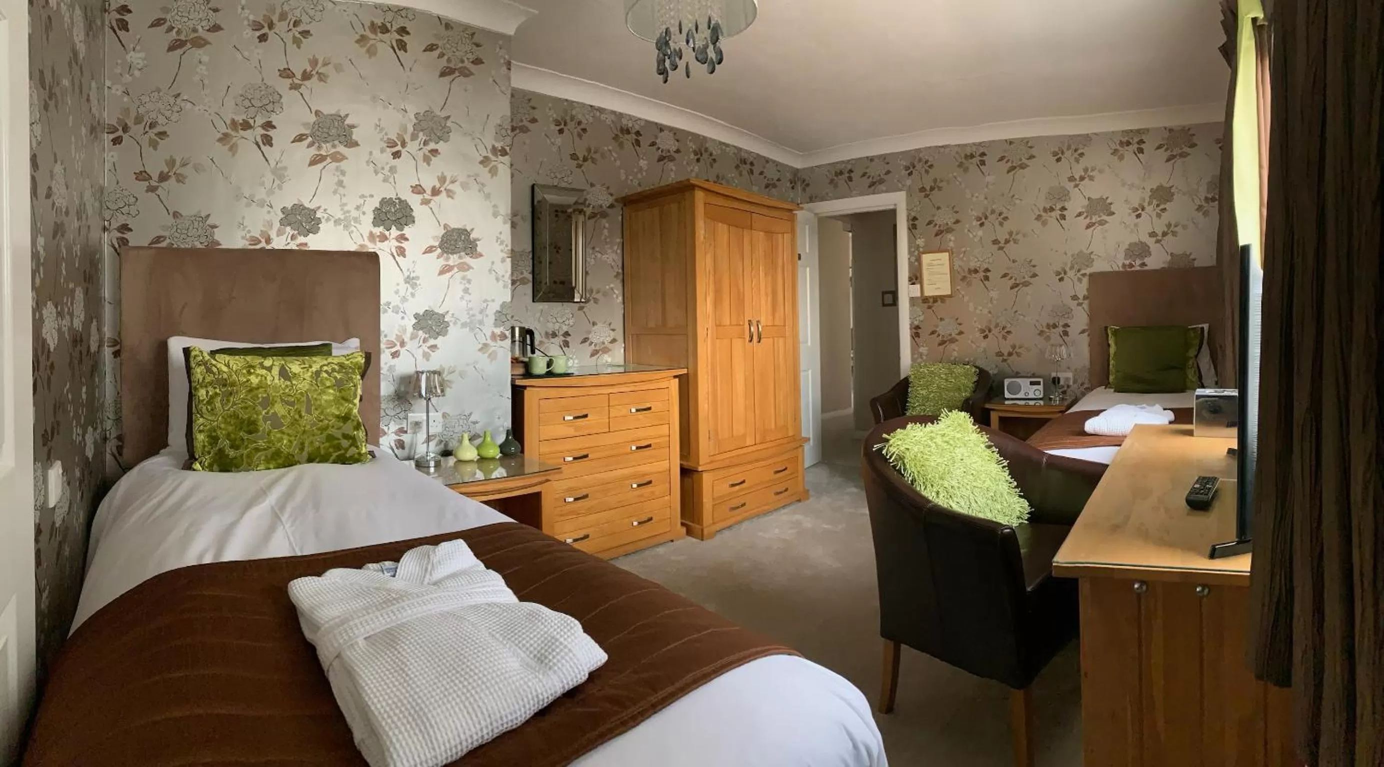 Photo of the whole room, Bed in Ramsey House - Luxury Licensed B&B - Parking and Guest Lounge