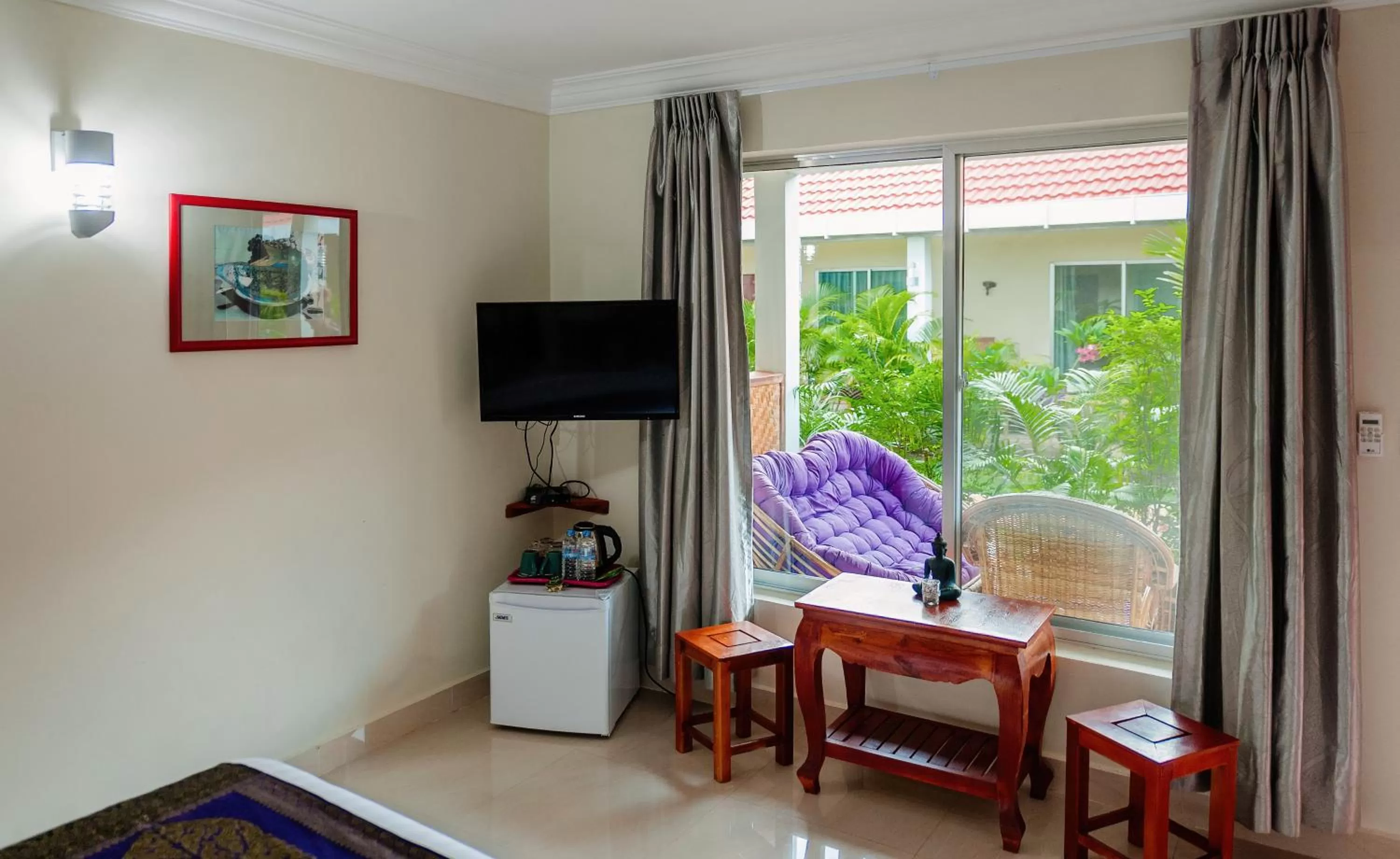Photo of the whole room, TV/Entertainment Center in Spayhiti
