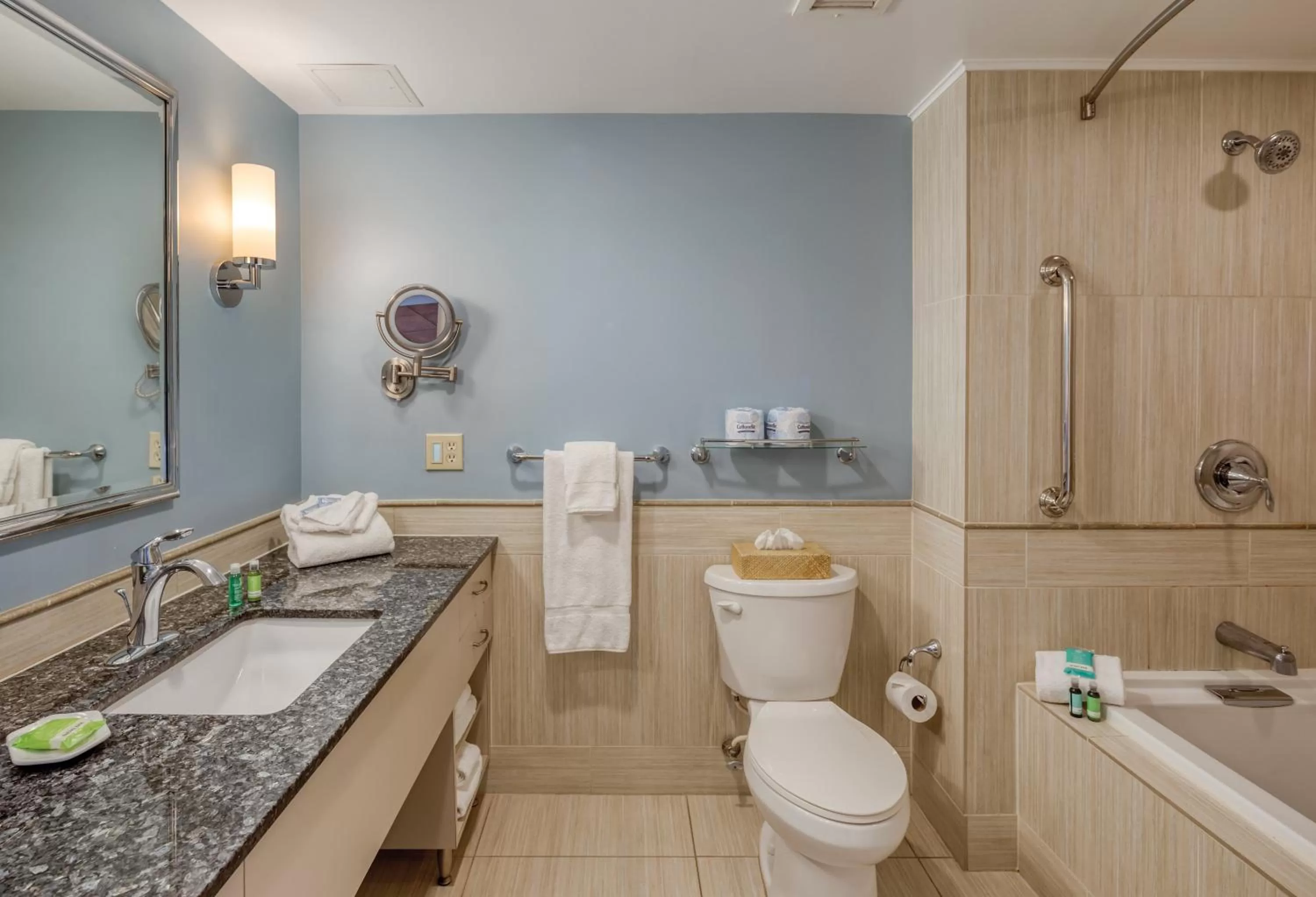 Bathroom in Club Wyndham Inn on Long Wharf