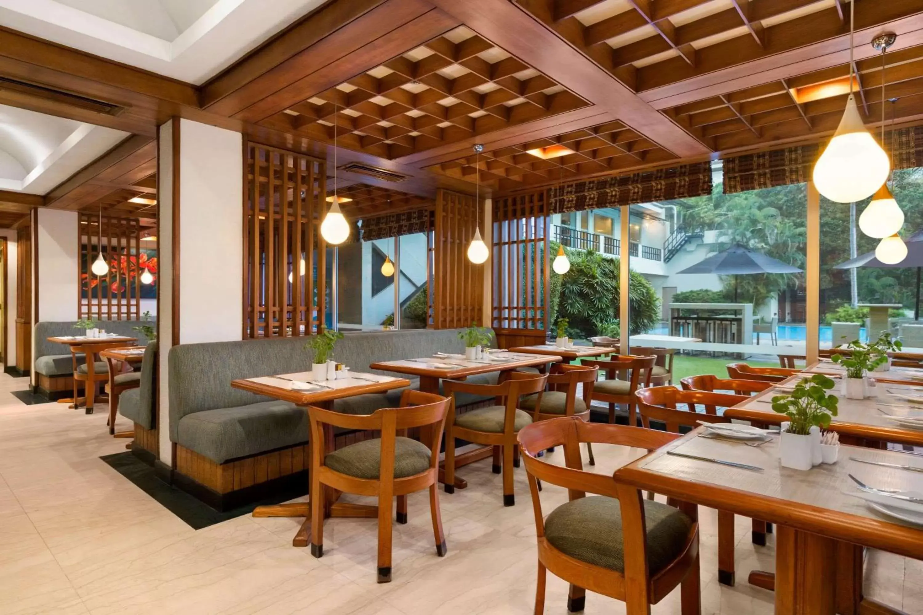 Lounge or bar, Restaurant/Places to Eat in Ramada Colombo