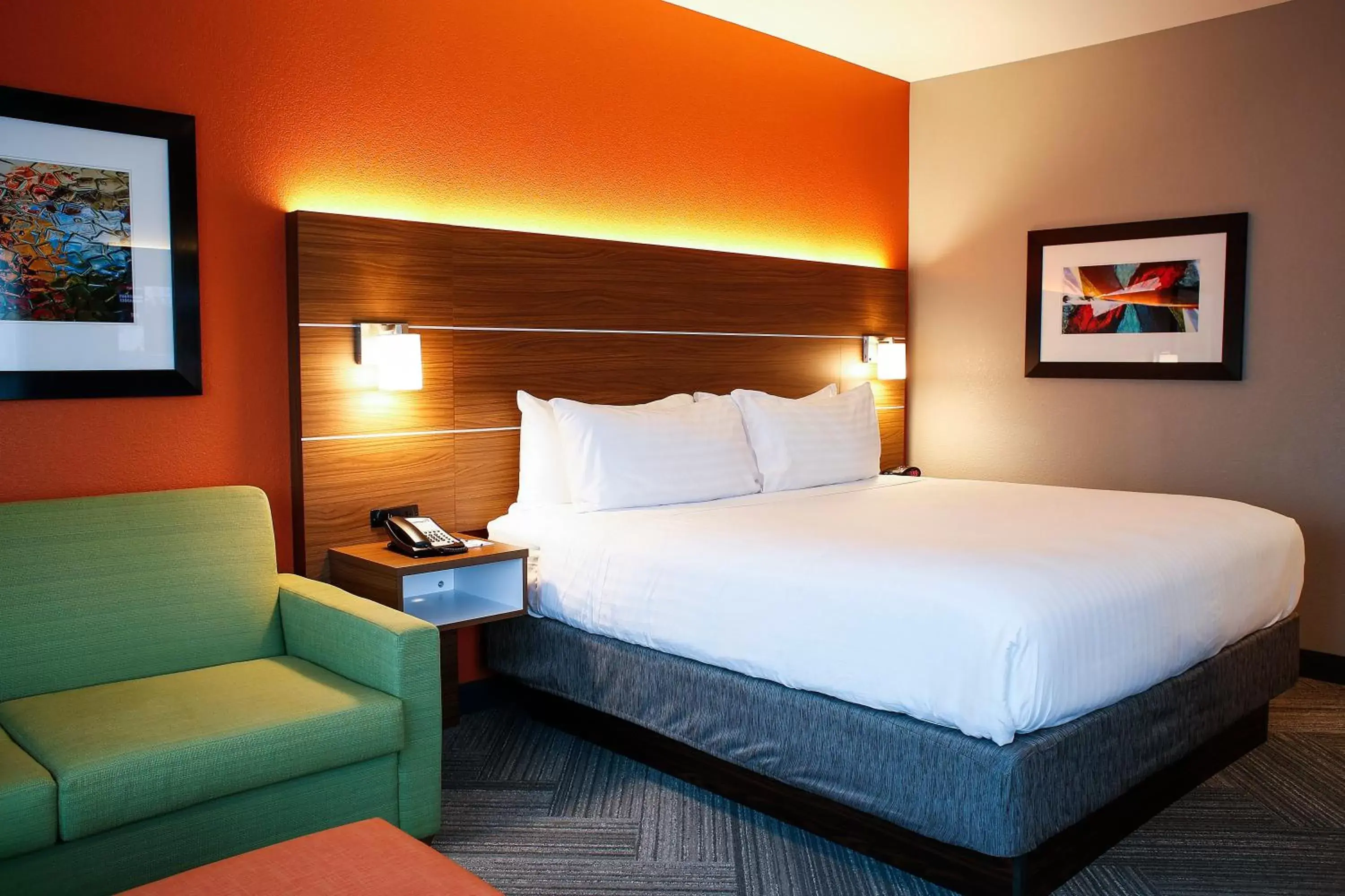 Photo of the whole room, Bed in Holiday Inn Express & Suites Downtown Louisville, an IHG Hotel