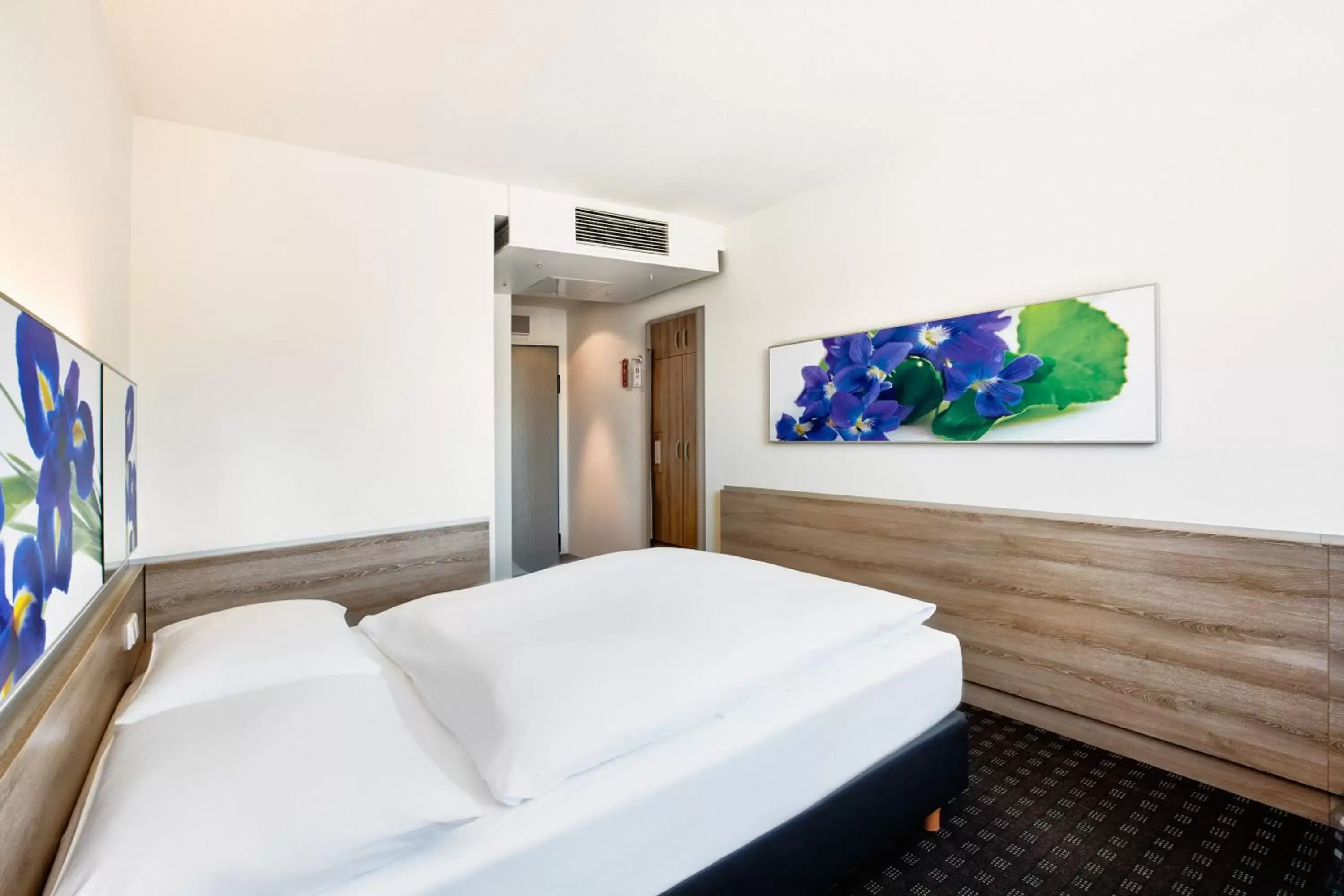 Bedroom, Bed in H+ Hotel Frankfurt Airport West