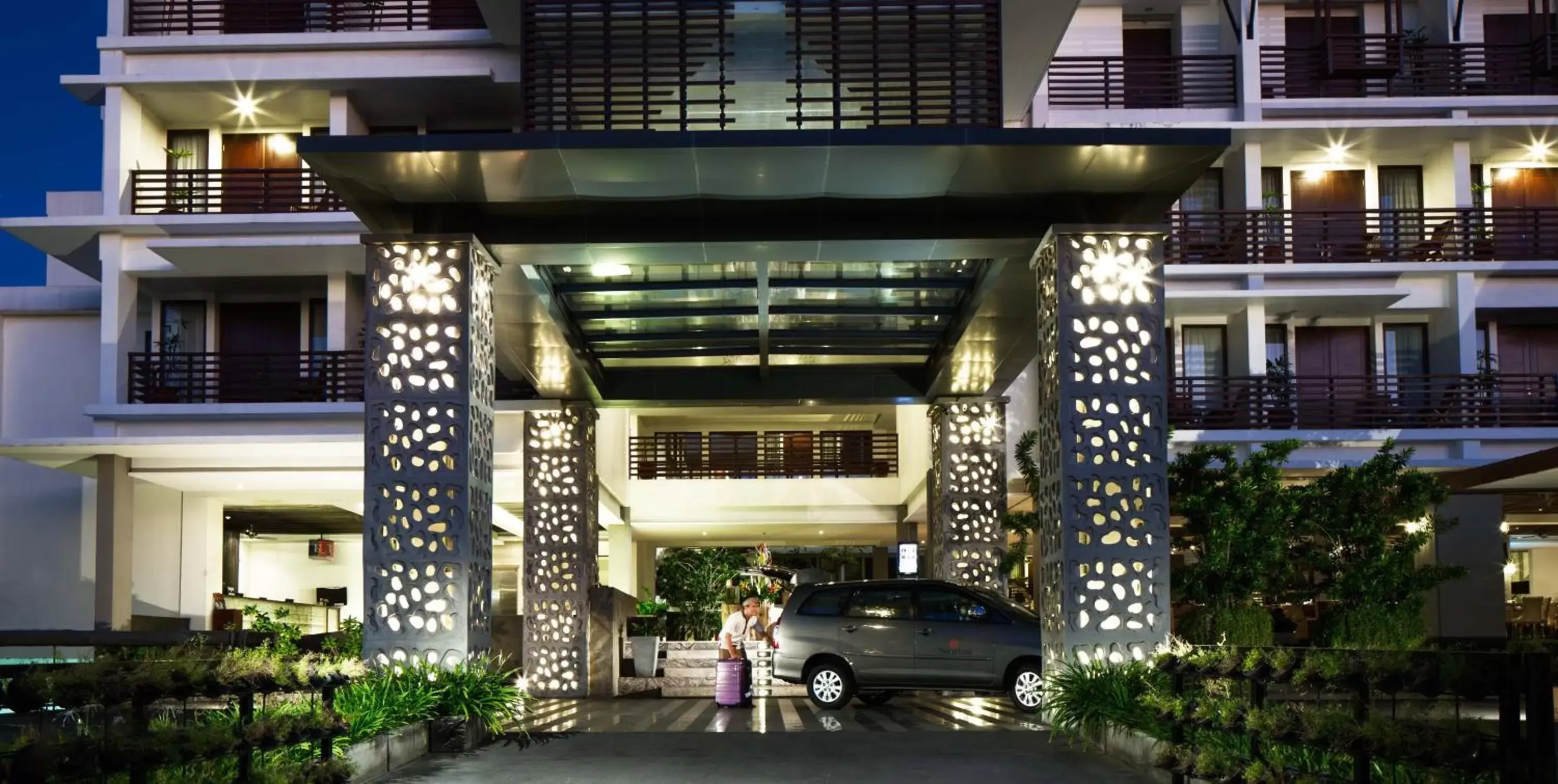 Facade/entrance in Sun Island Hotel & Spa Kuta Facade/entrance in Sun Island Hotel & Spa Kuta