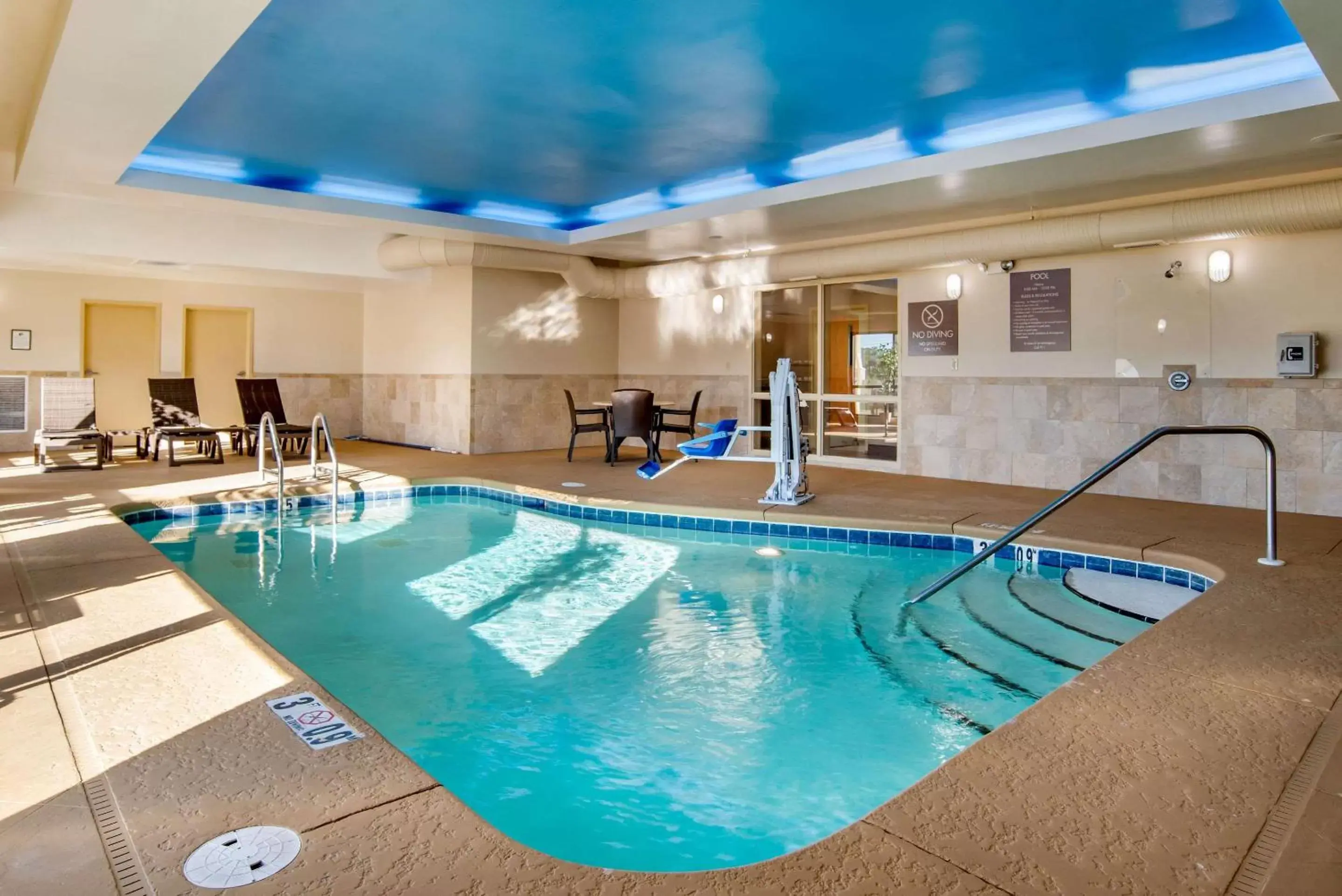 On site, Swimming Pool in Comfort Suites Gulfport