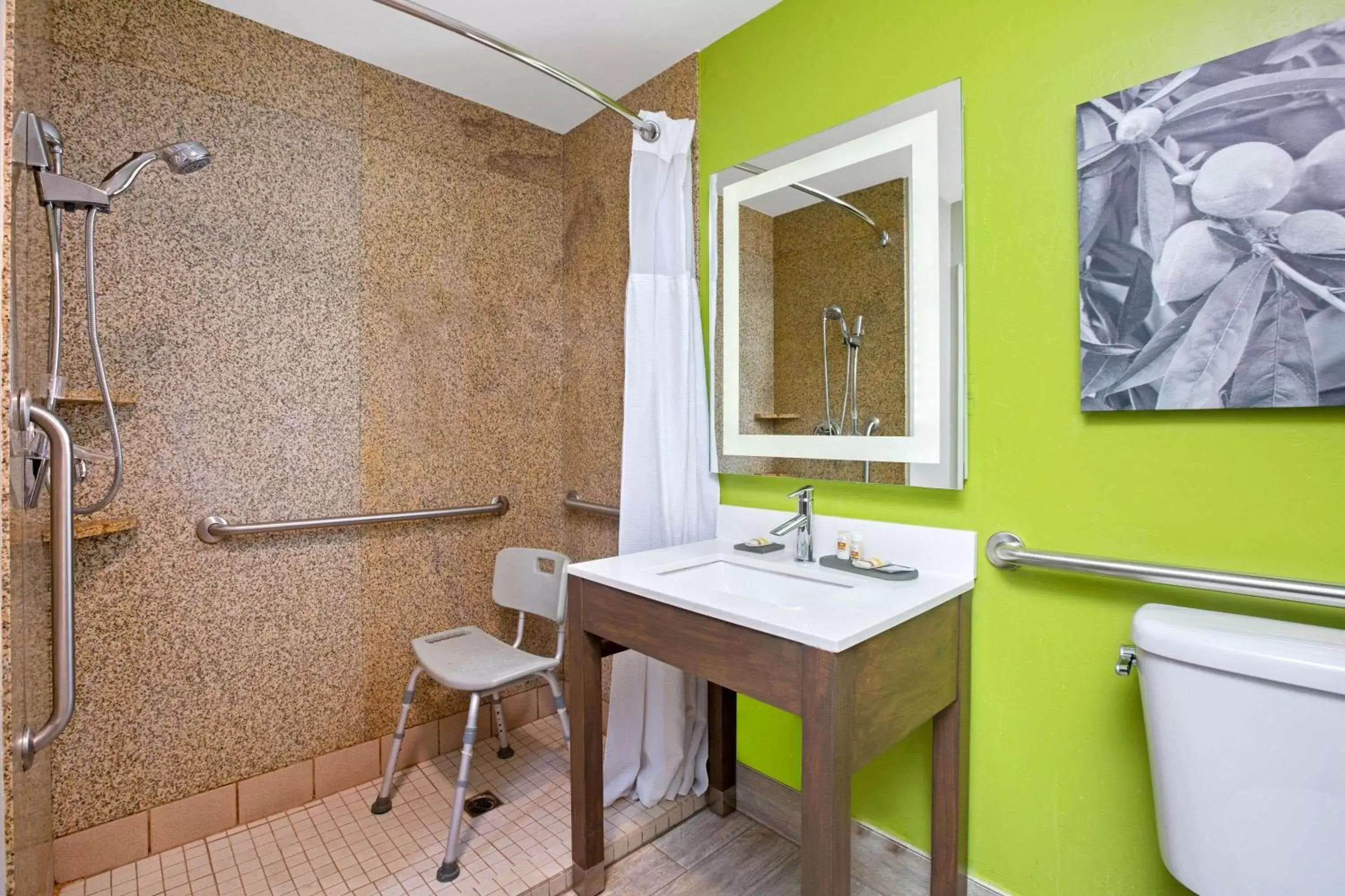 Bathroom in La Quinta by Wyndham Visalia/Sequoia Gateway