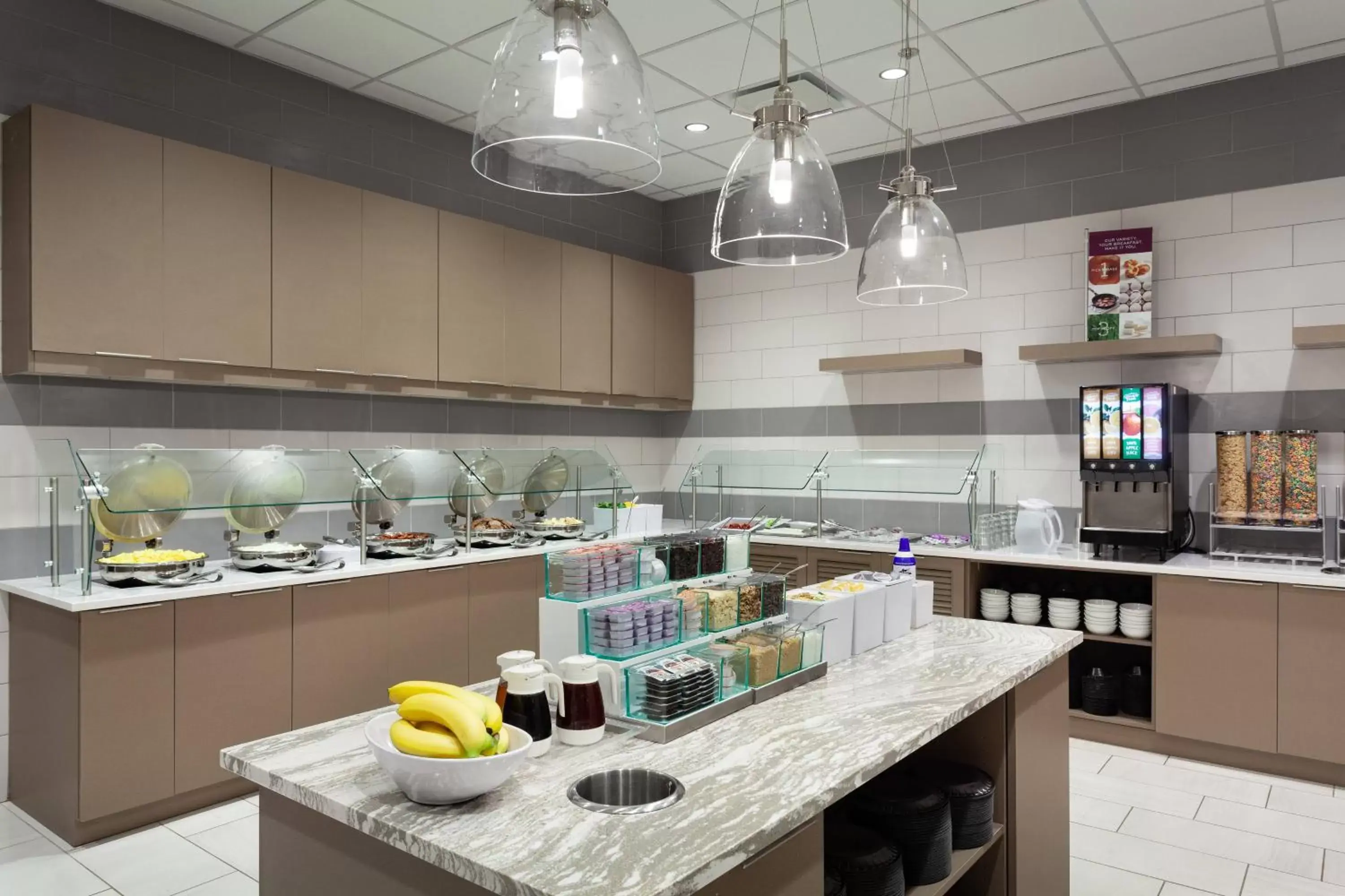 Breakfast, Kitchen/Kitchenette in SpringHill Suites by Marriott Orlando at Millenia