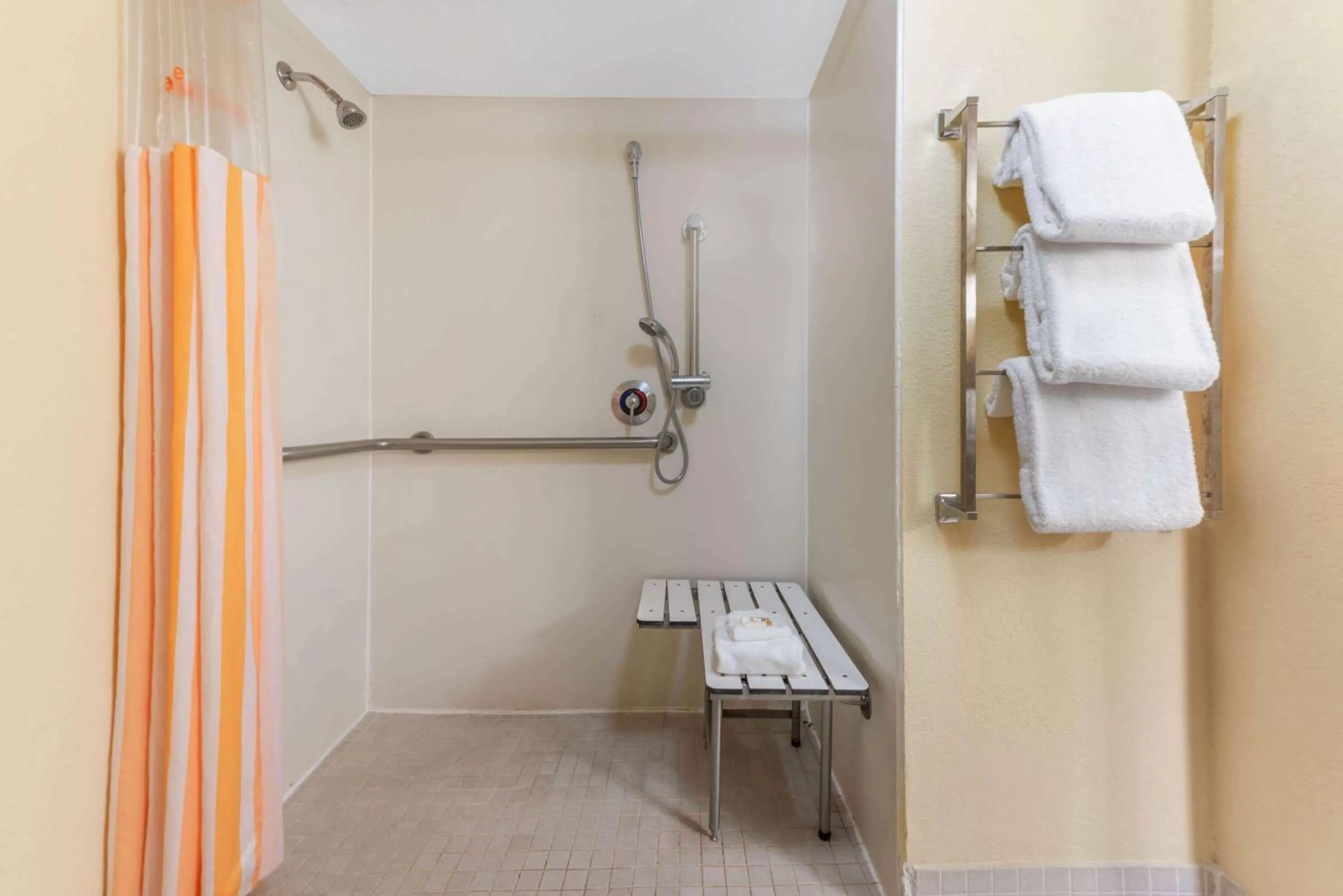 Shower in La Quinta by Wyndham Fort Lauderdale Pompano Beach