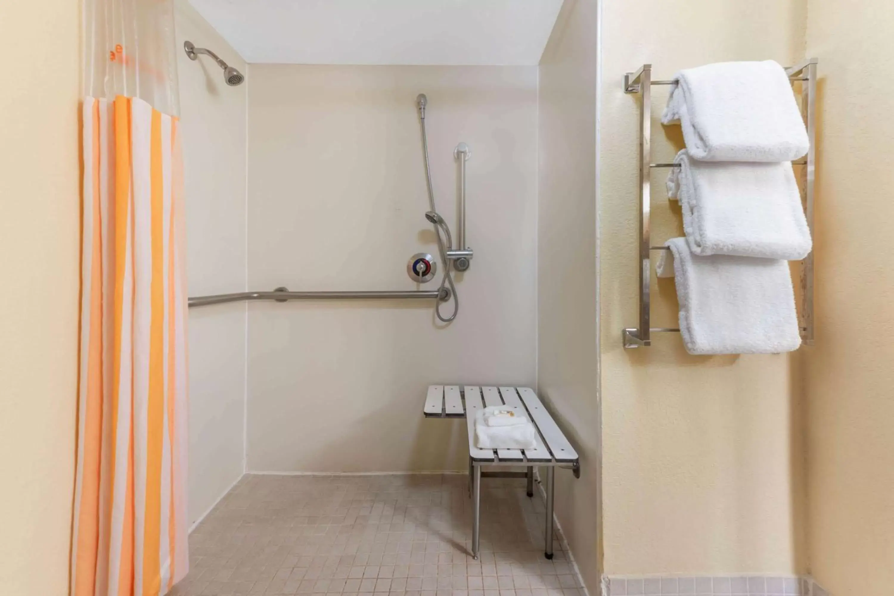 Shower, Bathroom in La Quinta by Wyndham Fort Lauderdale Pompano Beach