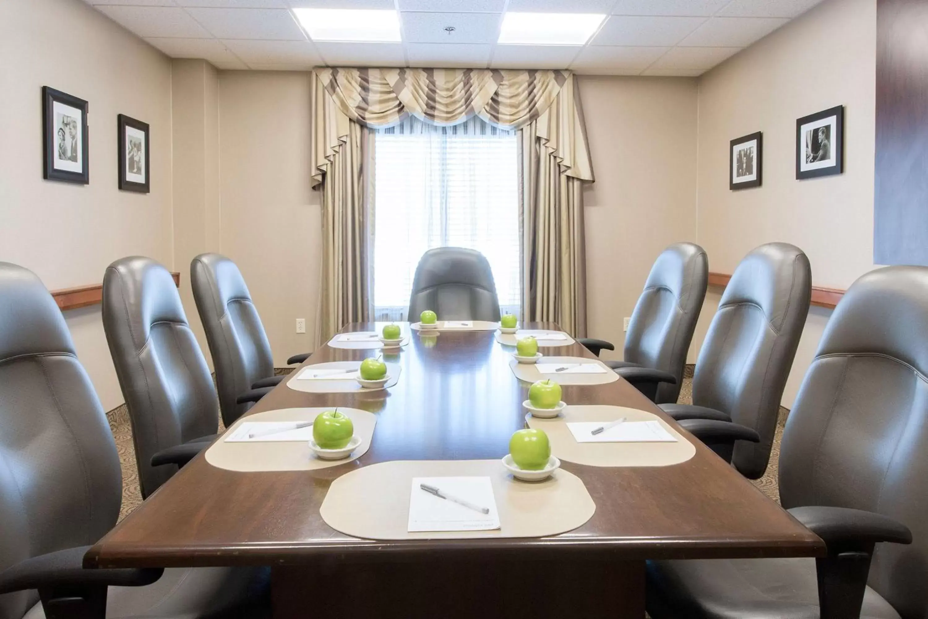 Meeting/conference room in Hampton Inn Boston-Norwood