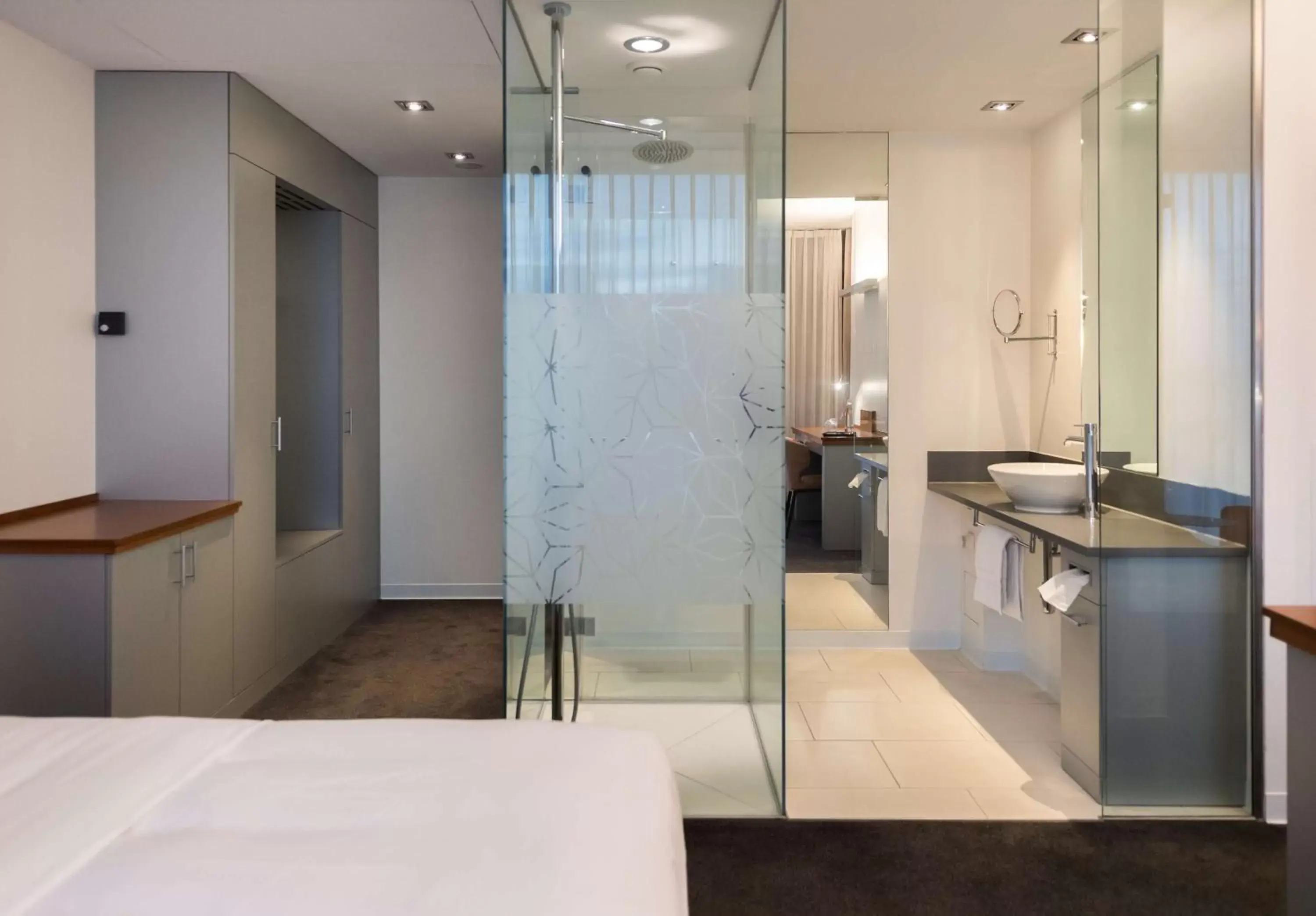 Bathroom, Kitchen/Kitchenette in DoubleTree by Hilton Frankfurt Niederrad