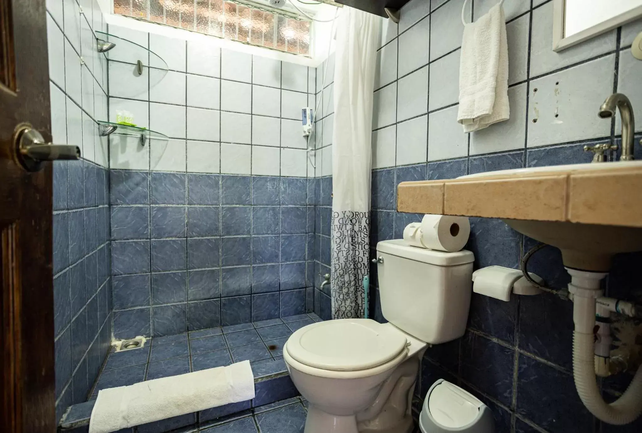 Shower, Bathroom in Hotel El Rancho