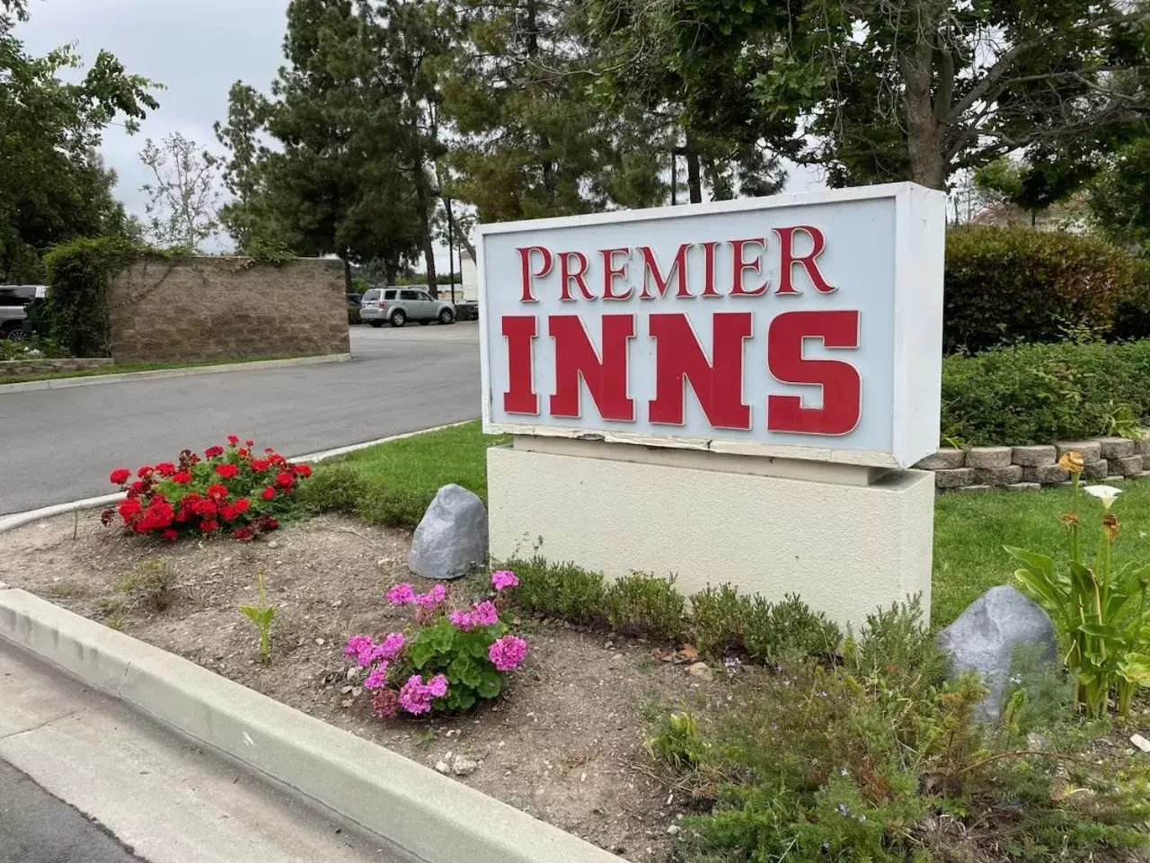 Property Logo/Sign in Premier Inns Thousand Oaks
