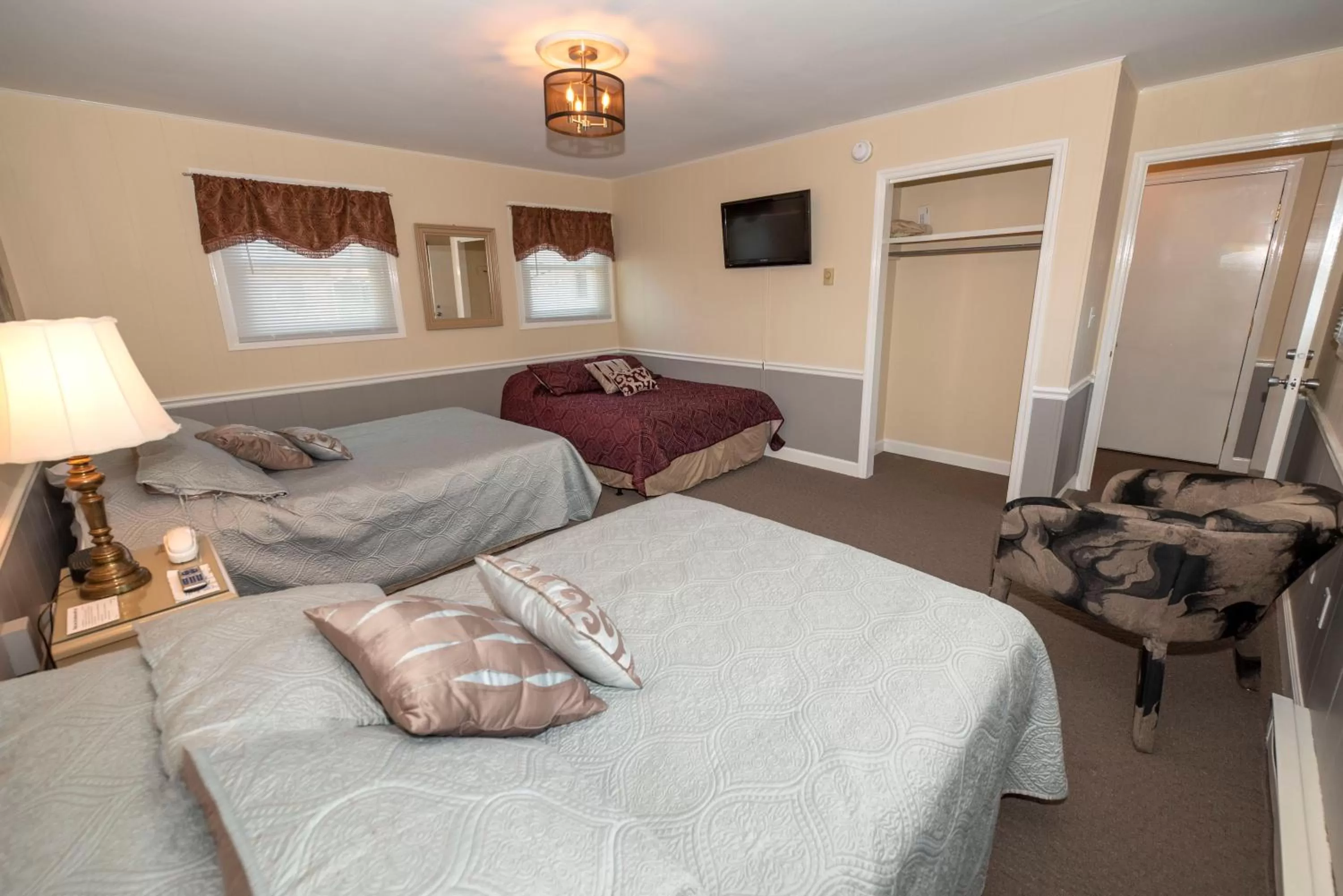 Bedroom, Bed in Simmons Motel and Suites